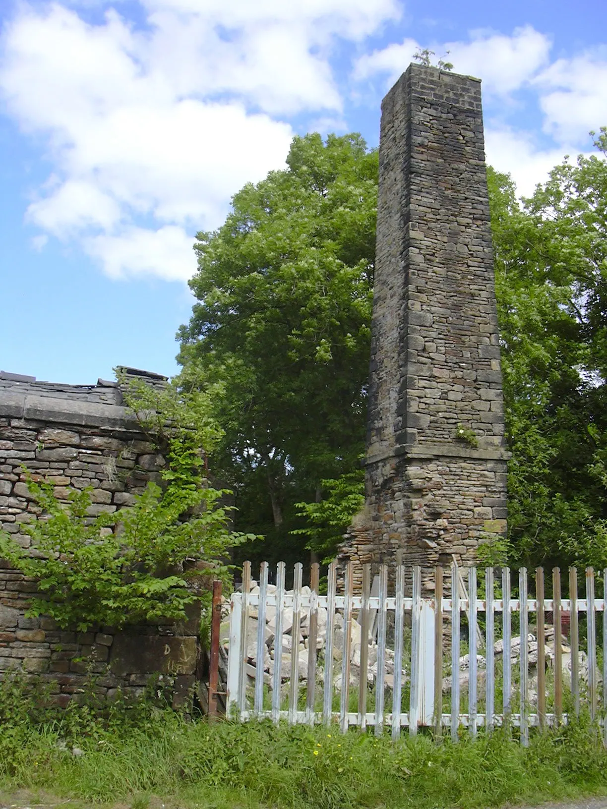 Photo showing: Chimney, Brooks Shed or 'Dogbottom' Built by ‘Little Bill’, William Pilling c.1860, Colne Road, Trawden