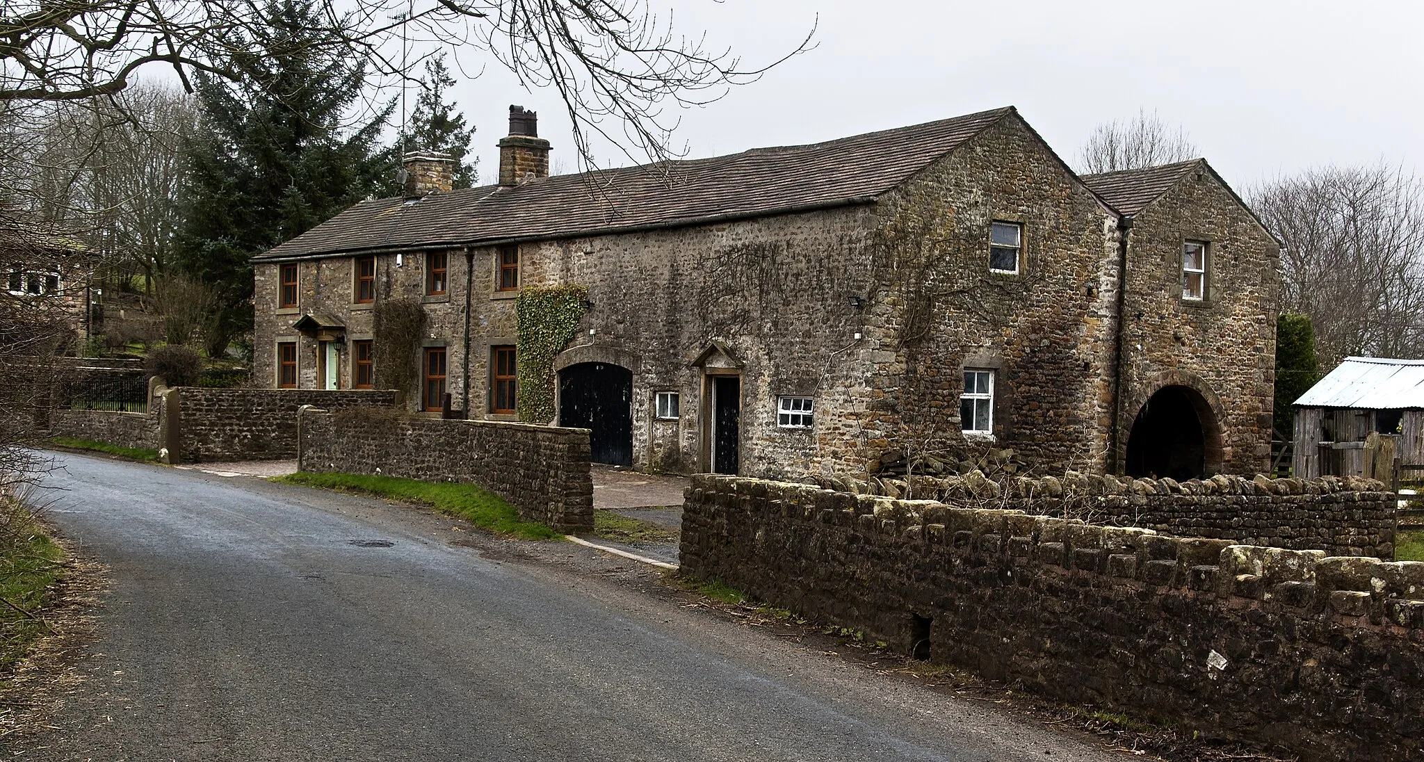 Photo showing: A farmhouse at Howgill