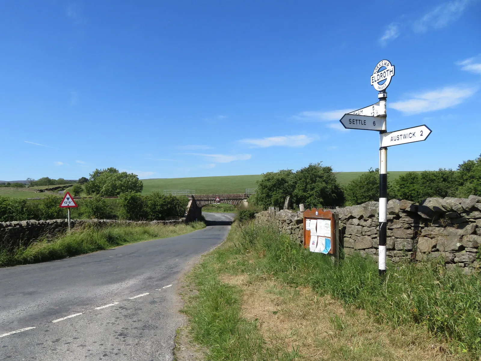 Photo showing: A fingerpost and Lane Side (Railway) Bridge