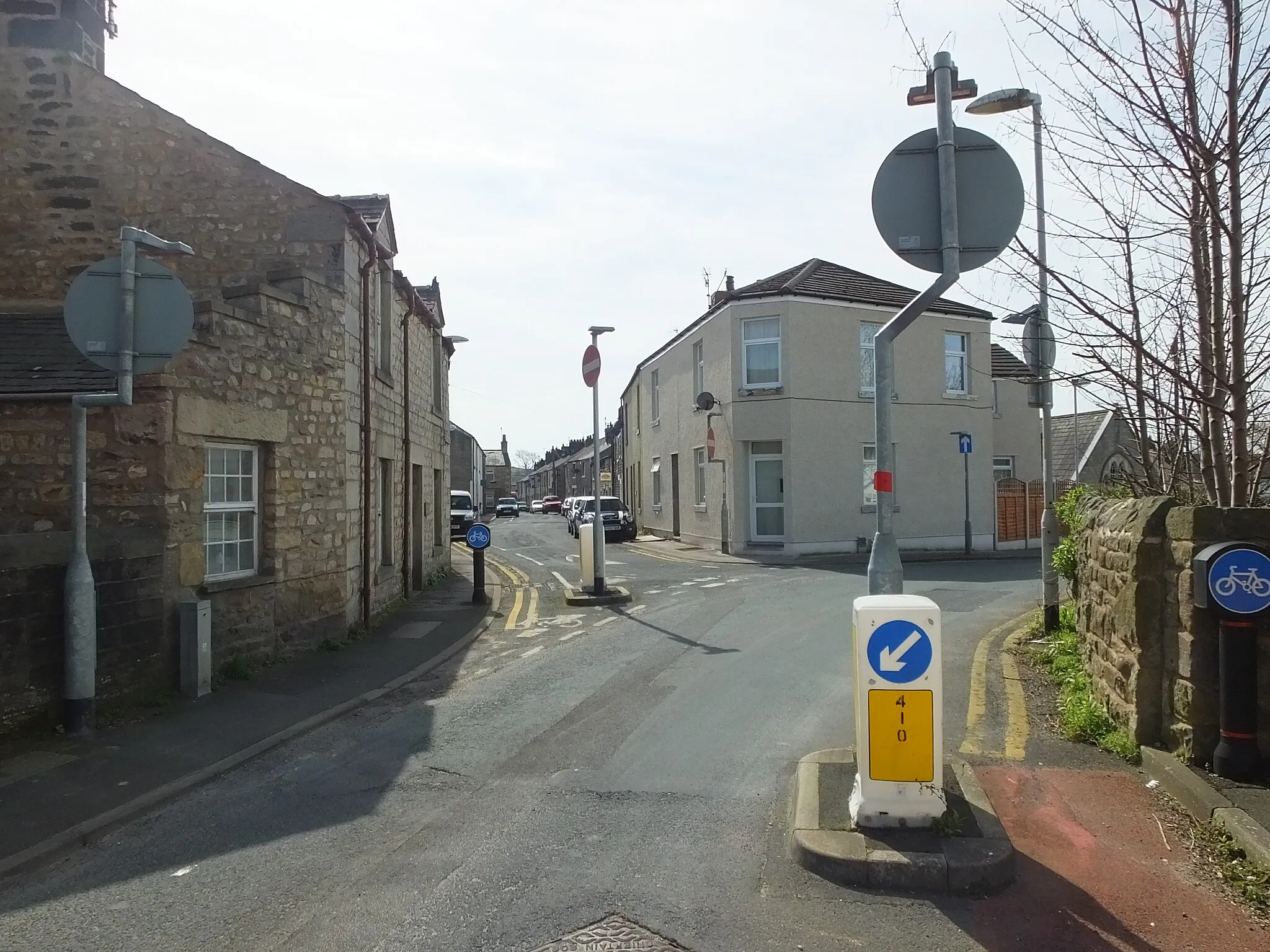 Photo showing: Galgate is south of Lancaster University , Lancaster, Lancashire. In the parish of Ellel, it is on the River Conder, A6 road, the Lancaster Canal, the West Coast Main Line and National Cycle Route 6. It is home to the former Galgate Silk Mill.