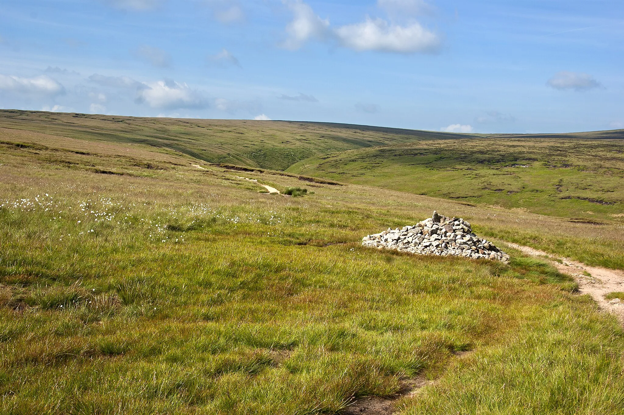 Photo showing: A cairn with Ogden Clough beyond