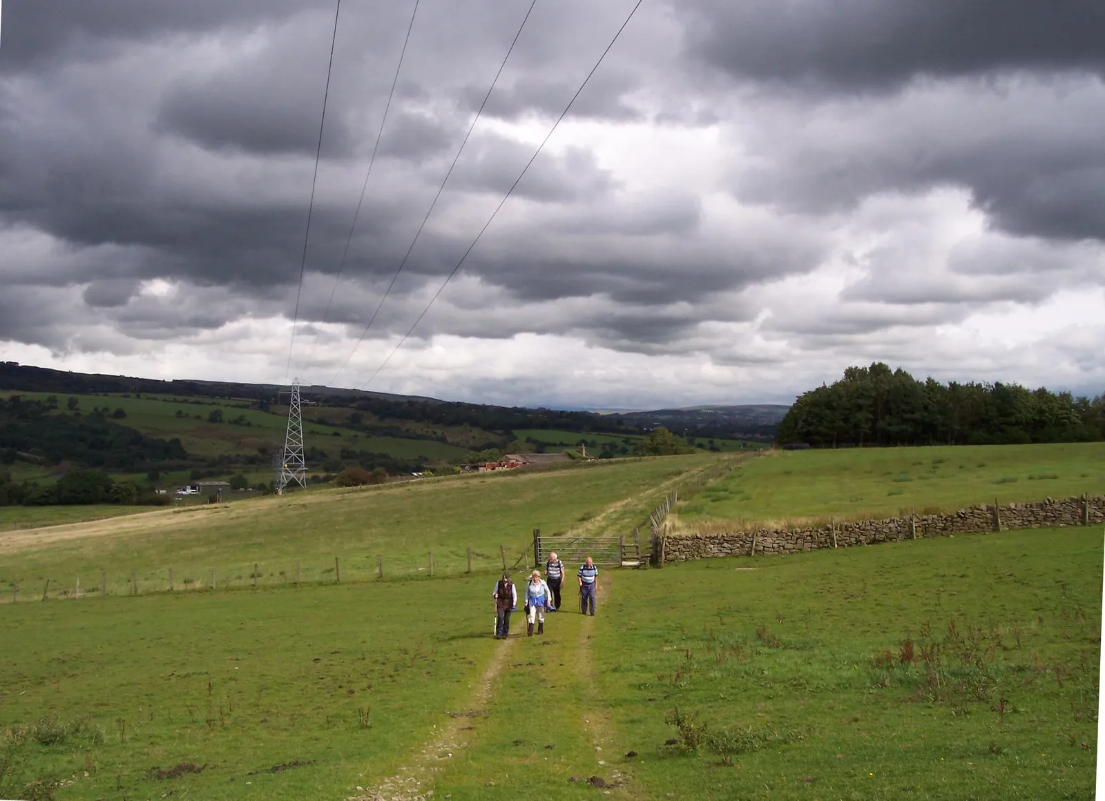 Photo showing: Threatening clouds gather over the Bronte Way