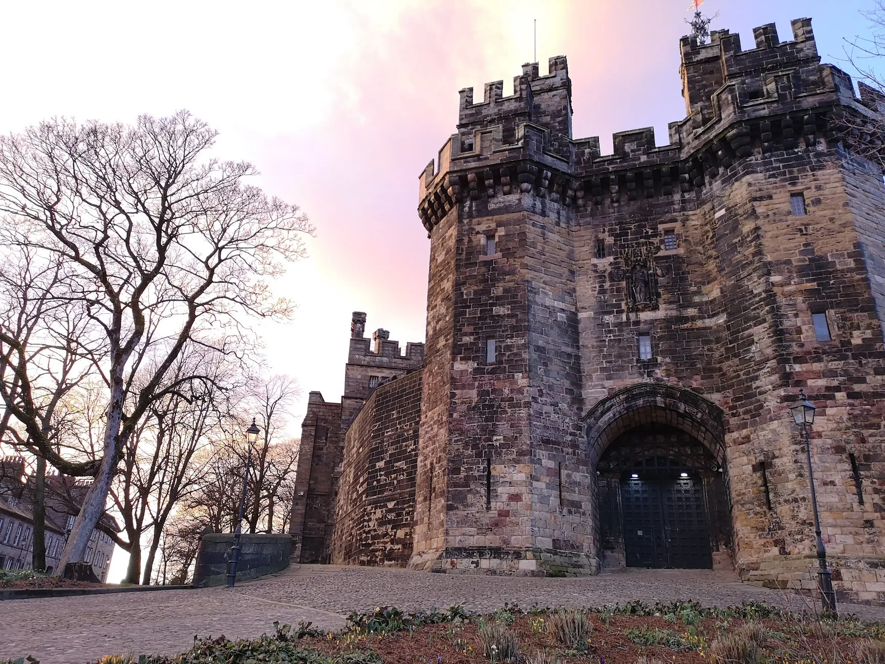 Photo showing: Lancaster Castle in the Evening