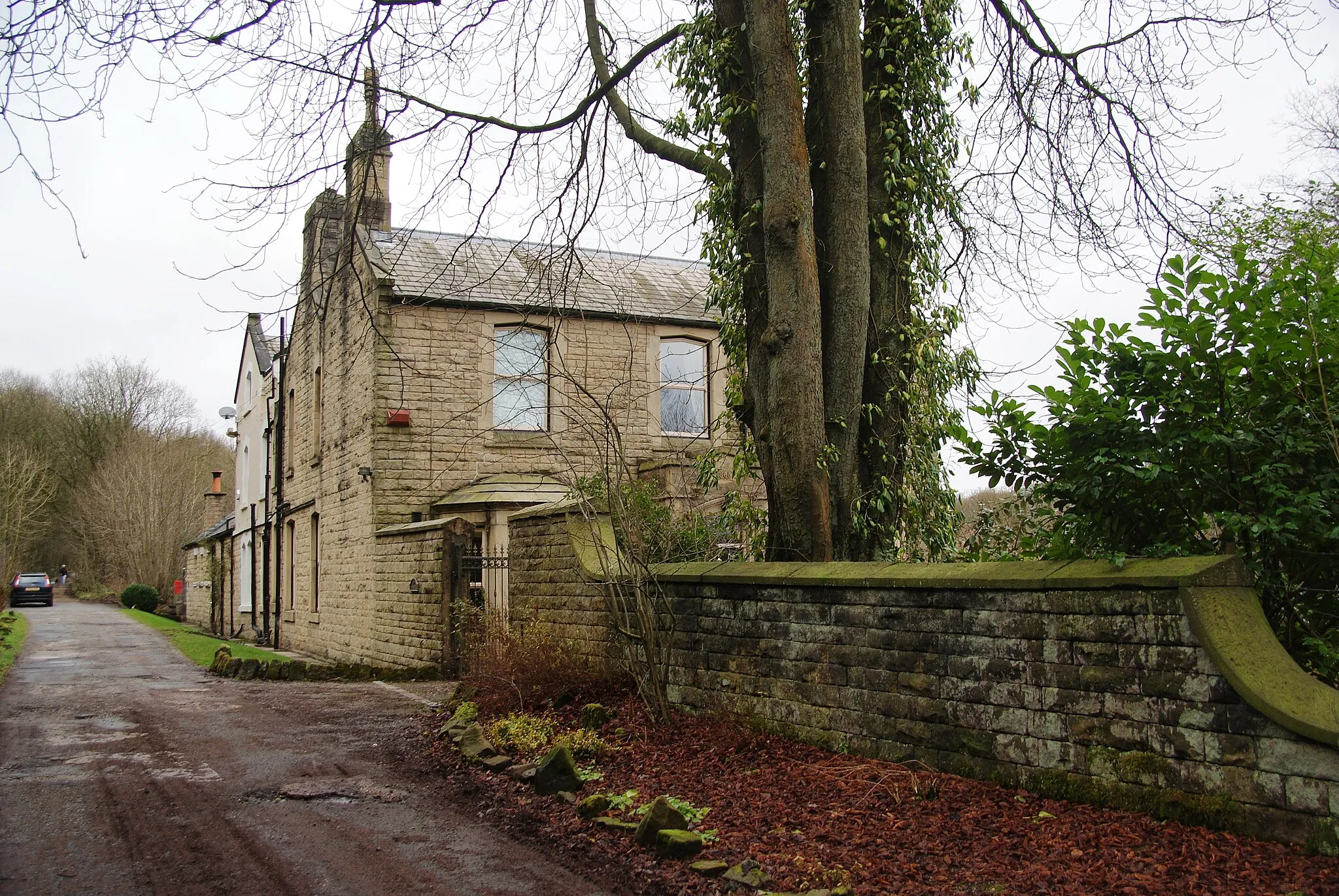 Photo showing: Bank House