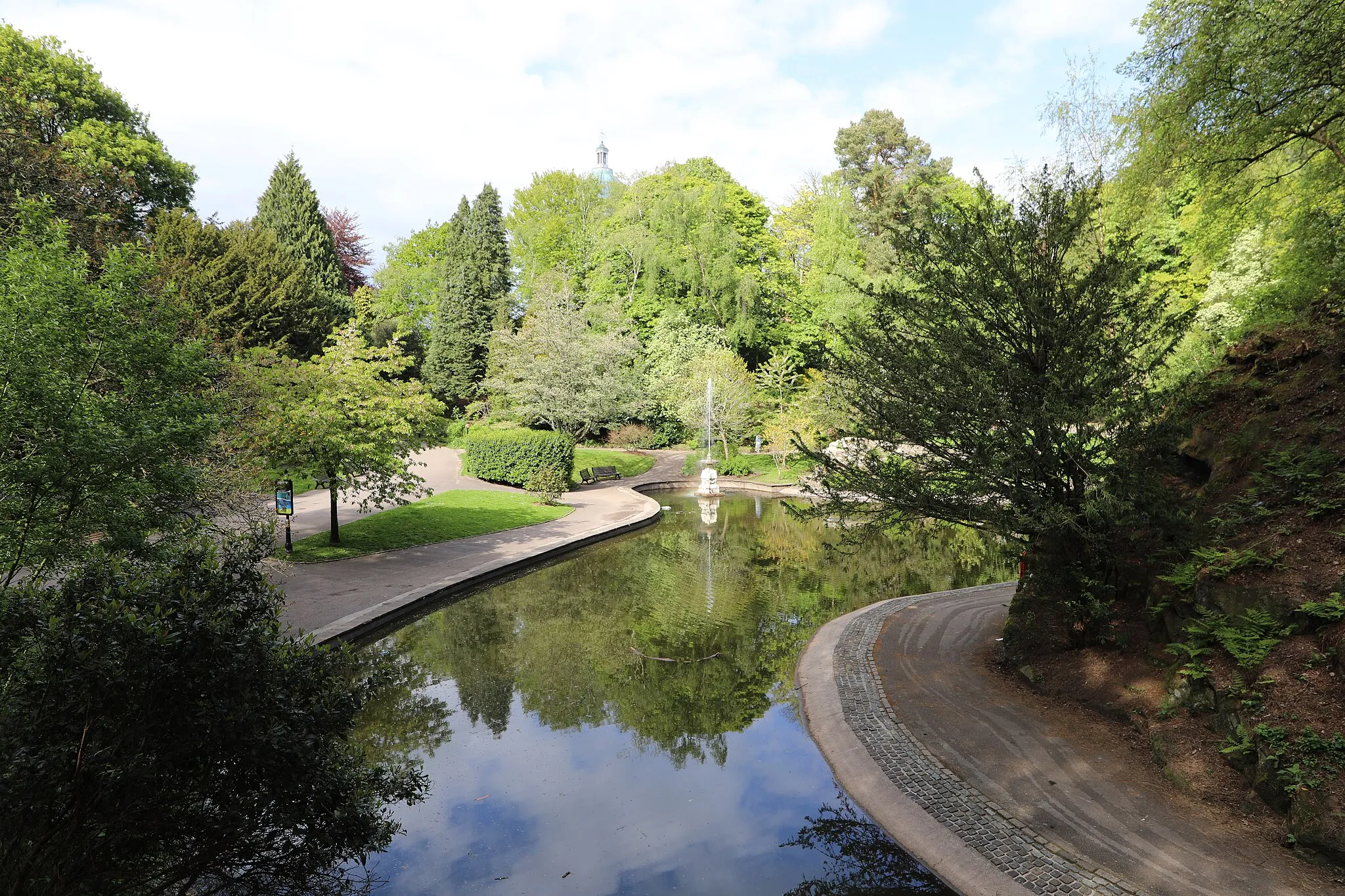 Photo showing: Photo of the lake and fountain from the bridge over the lake in Williamson Park