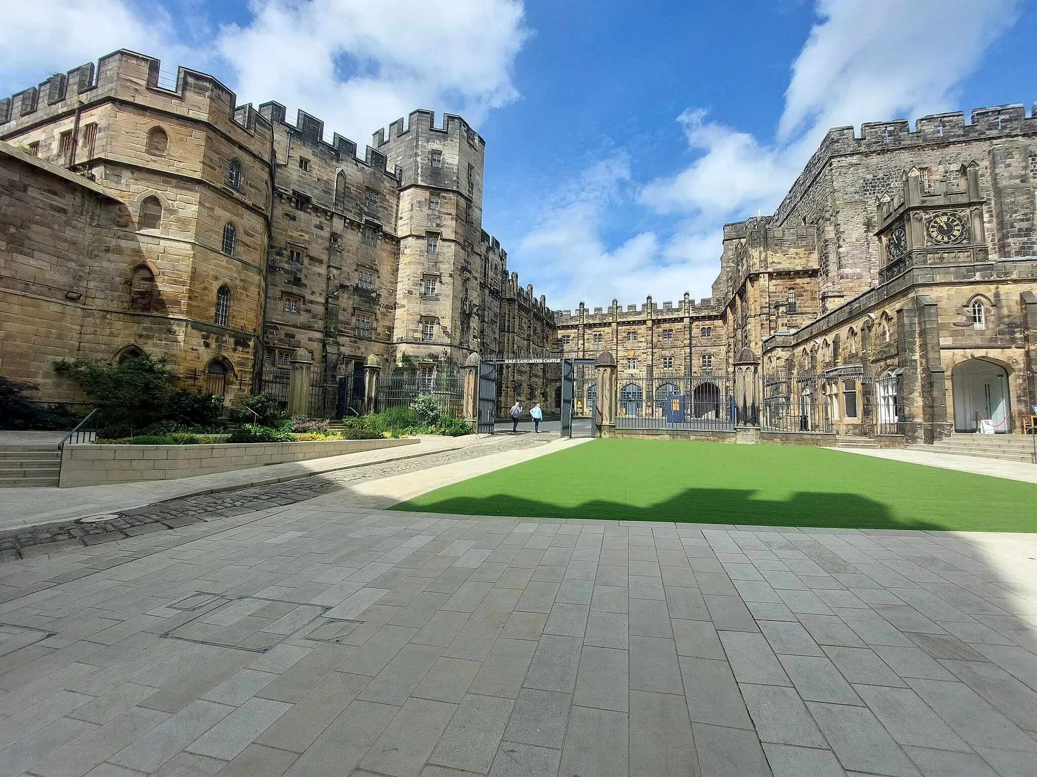 Photo showing: A picture of the courtyard of Lancaster Castle, as of August 2021.