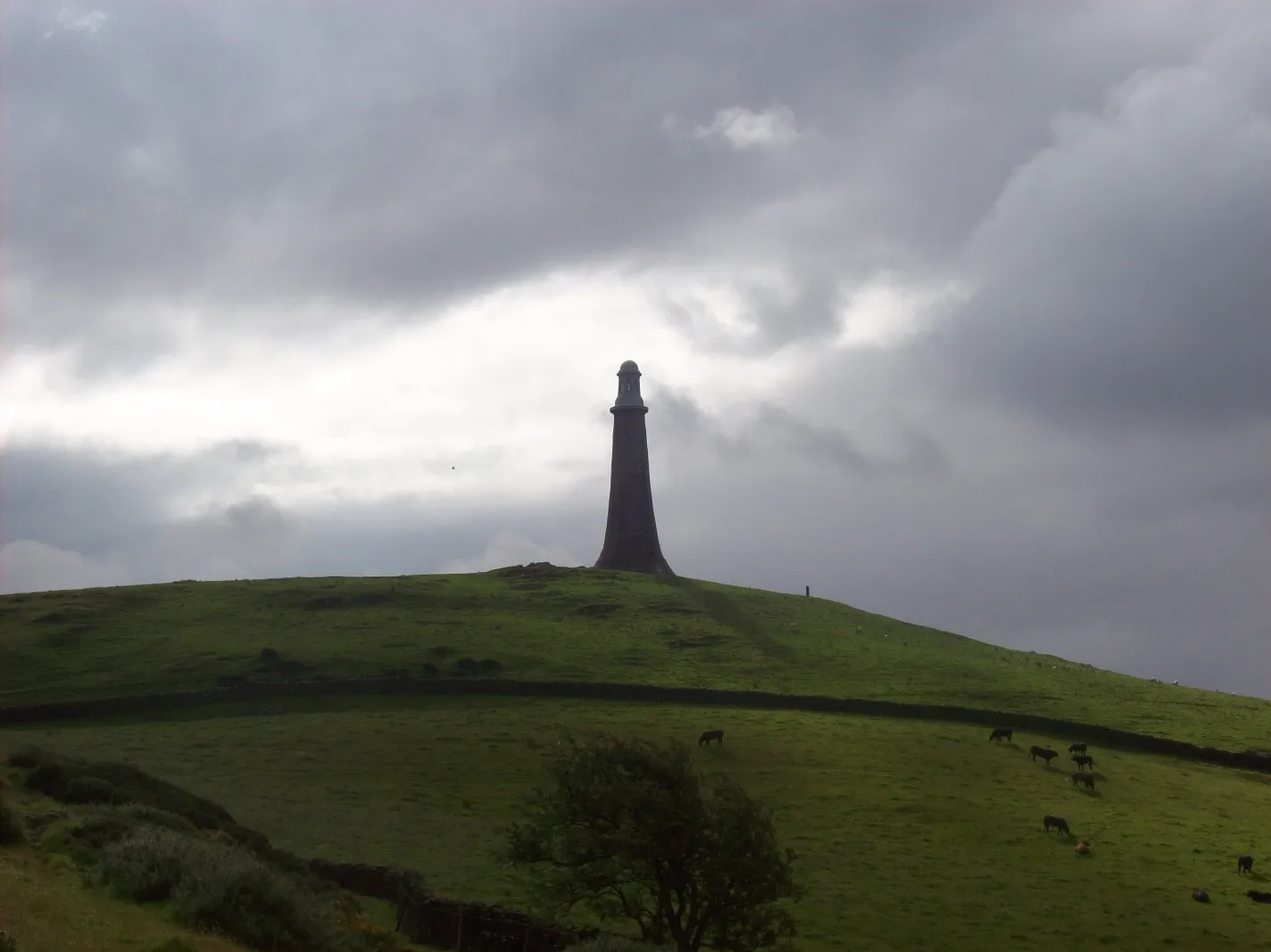 Photo showing: Back of Hoad Monument.
