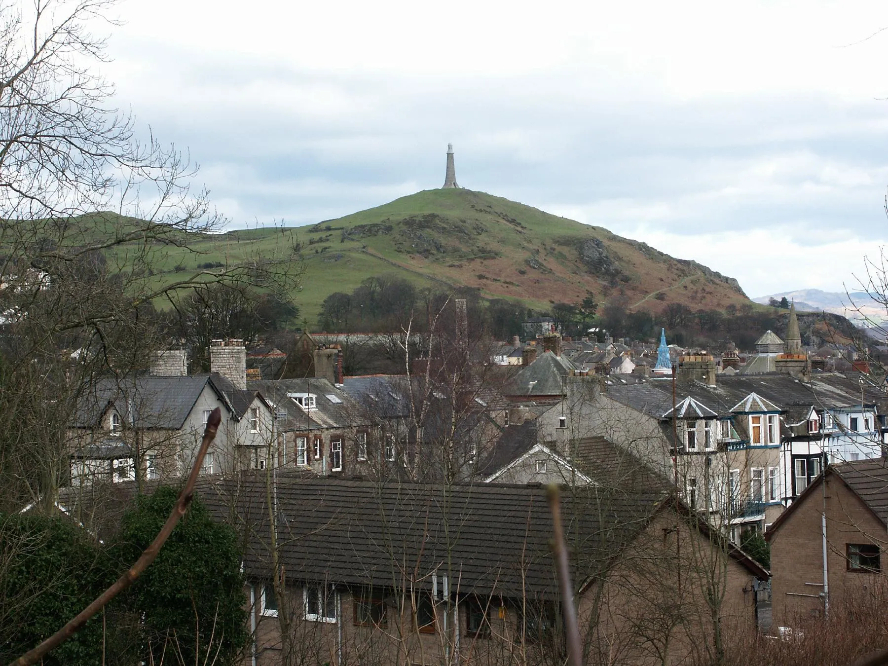 Photo showing: View over to Hoad Hill.