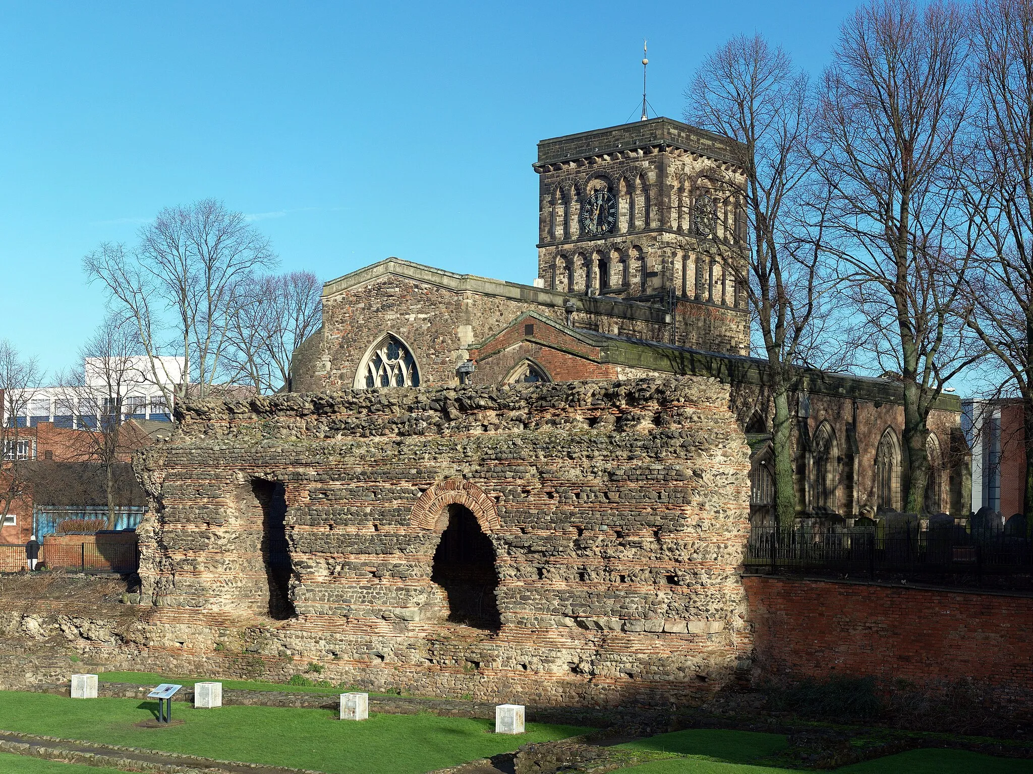 Photo showing: The Jewry Wall and St Nicholas' Church in Leicester, England. The wall is the second largest piece of surviving civil Roman building in Britain, and is both a Scheduled Monument and a Grade I listed building. Originally it separated the Palaestra from the Frigidarium at Ratae Corieltauvorum's baths. St Nicholas' Church is also Grade I listed, and dates from AD 880.