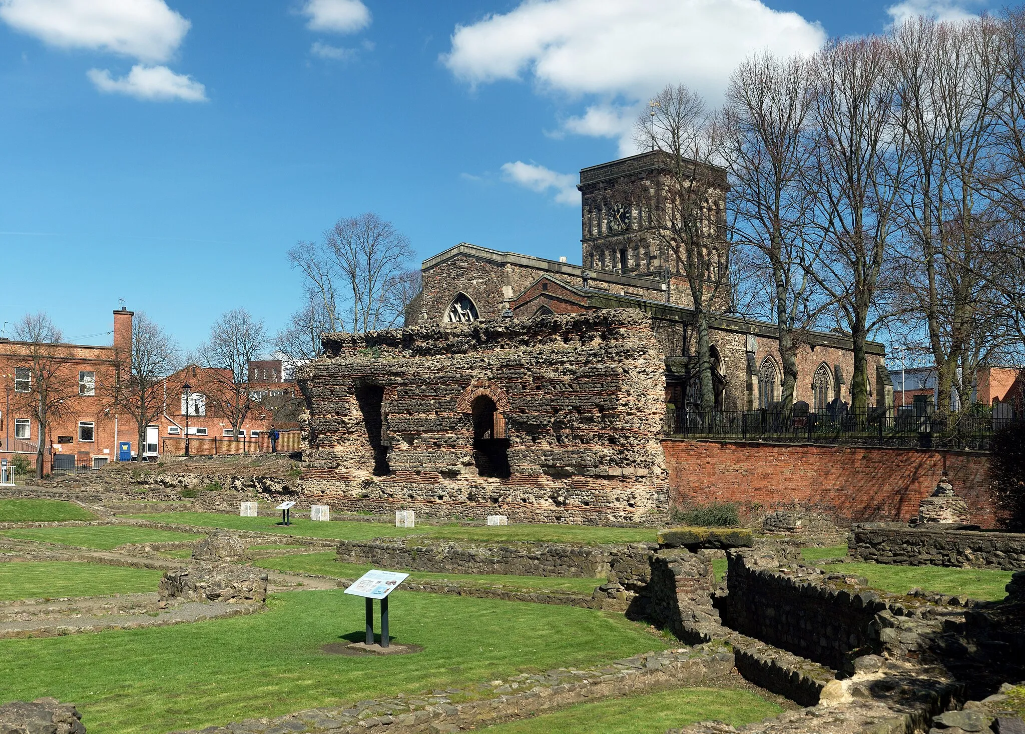 Photo showing: The Jewry Wall and St Nicholas' Church in Leicester, England. The wall is the second largest piece of surviving civil Roman building in Britain, and is both a Scheduled Monument and a Grade I listed building. Originally it separated the Palaestra from the Frigidarium at Ratae Corieltauvorum's baths. St Nicholas' Church is also Grade I listed, and dates from AD 880.