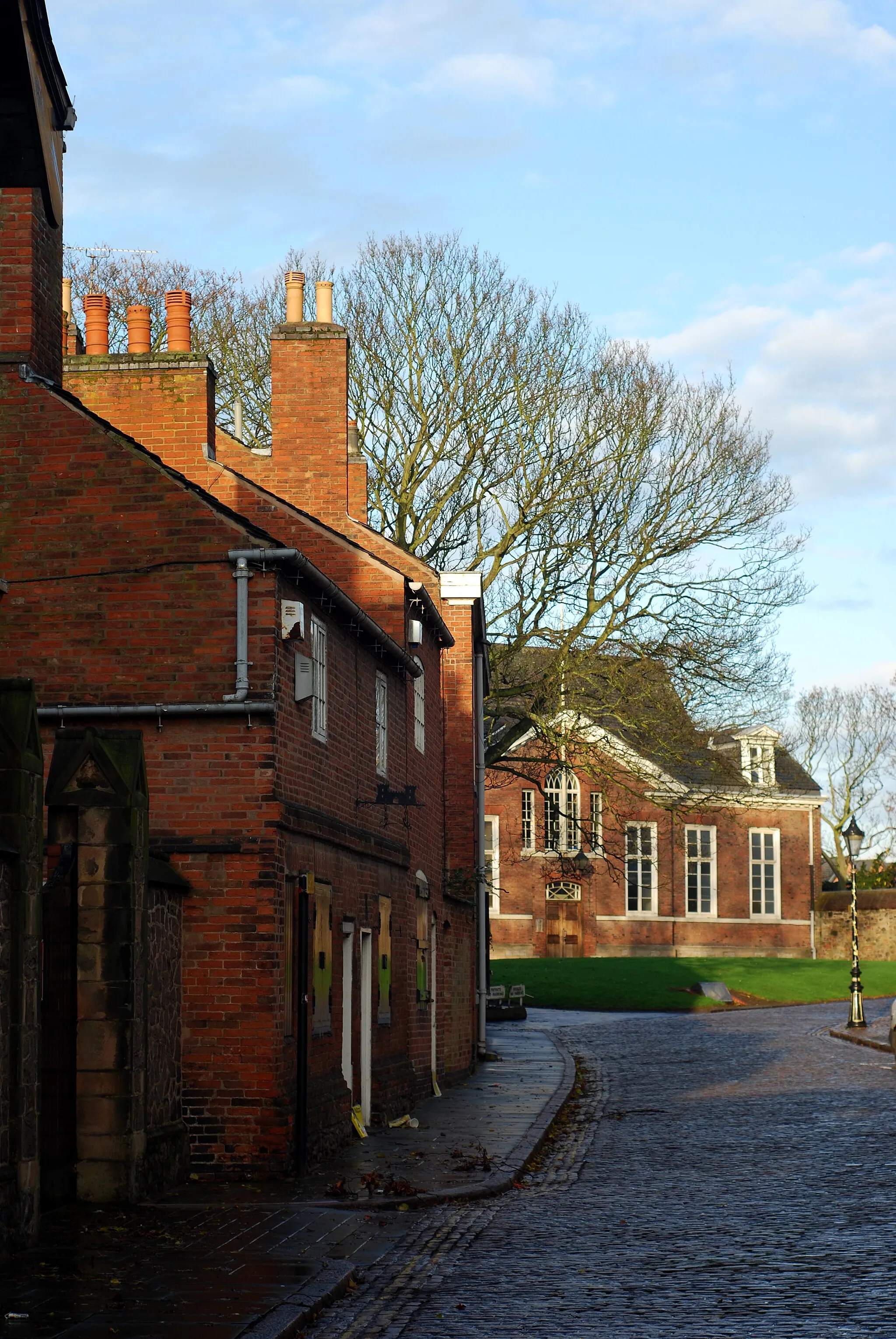 Photo showing: Castle Yard showing part of the Castle Hall in Leicester, England.