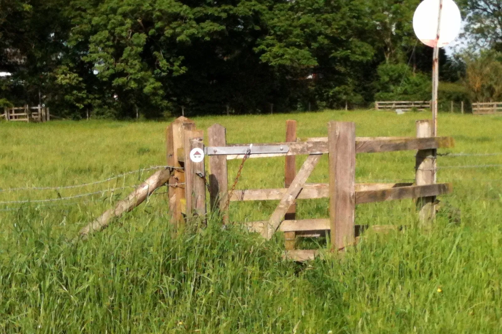 Photo showing: A Gate on Grafton Way