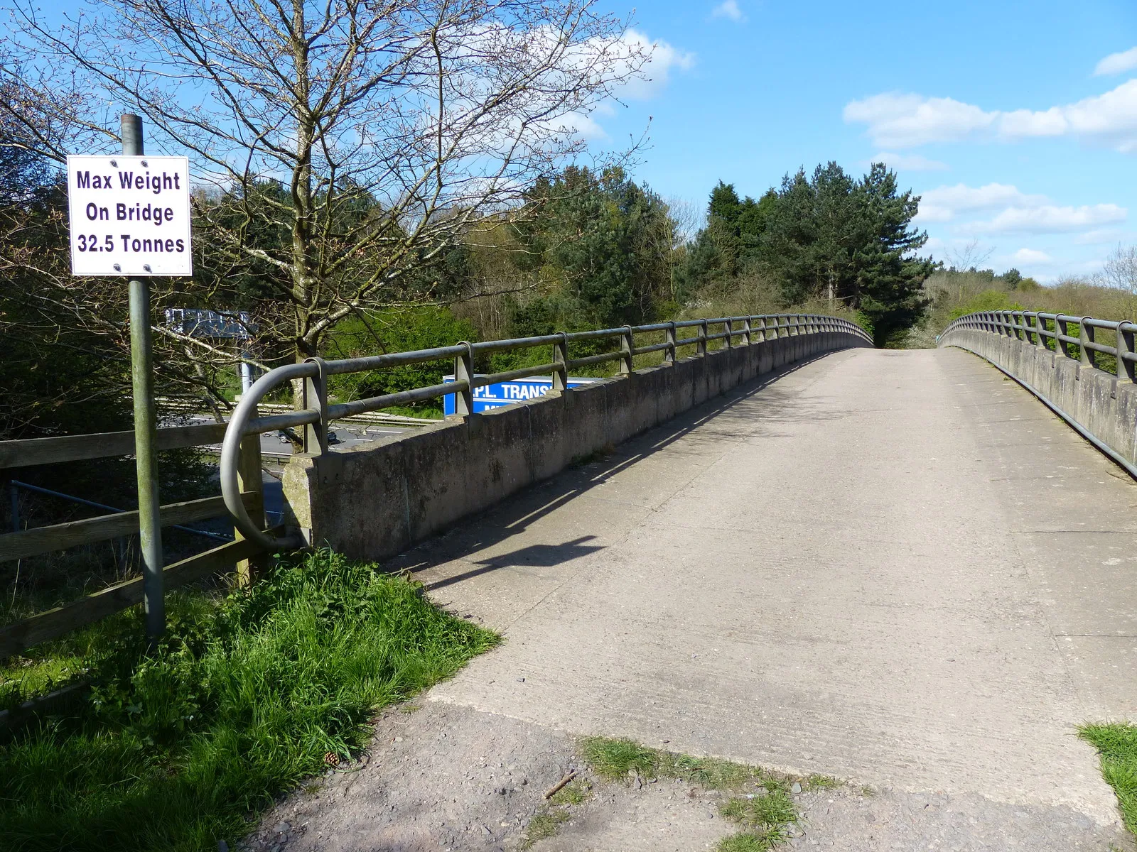 Photo showing: Bridge across the M1 motorway