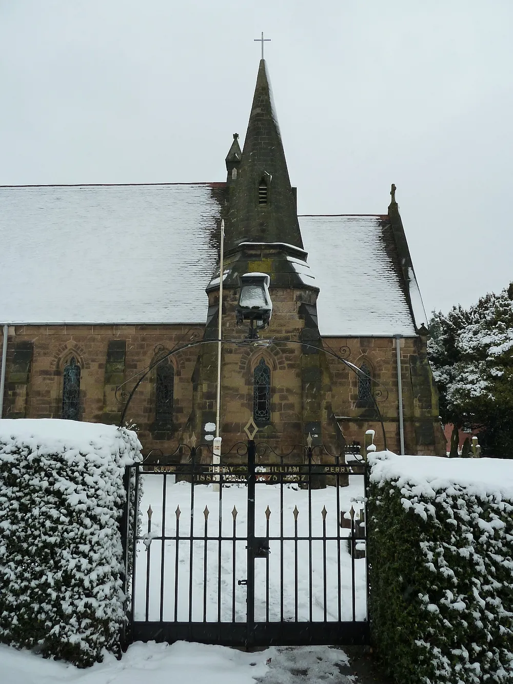 Photo showing: Dosthill church gates