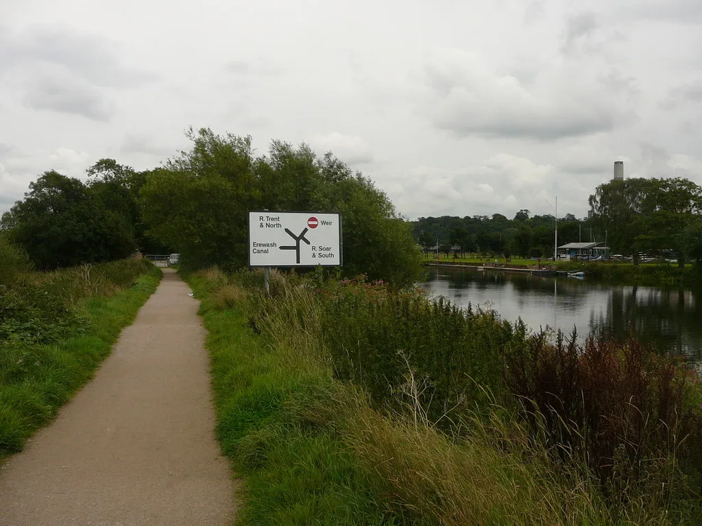 Photo showing: Approaching a major canal junction on the River Trent