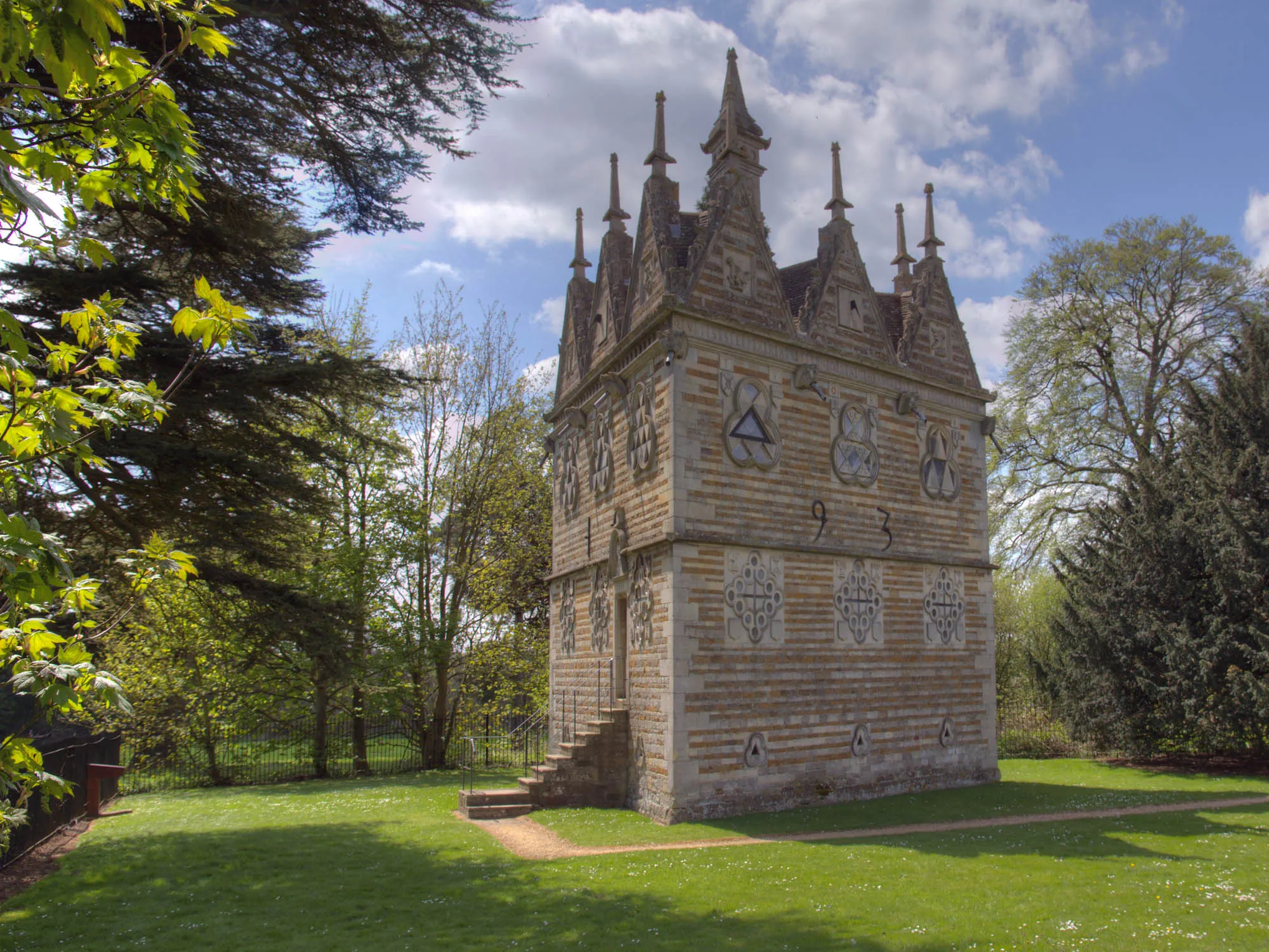 Photo showing: Rushton Triangular Lodge