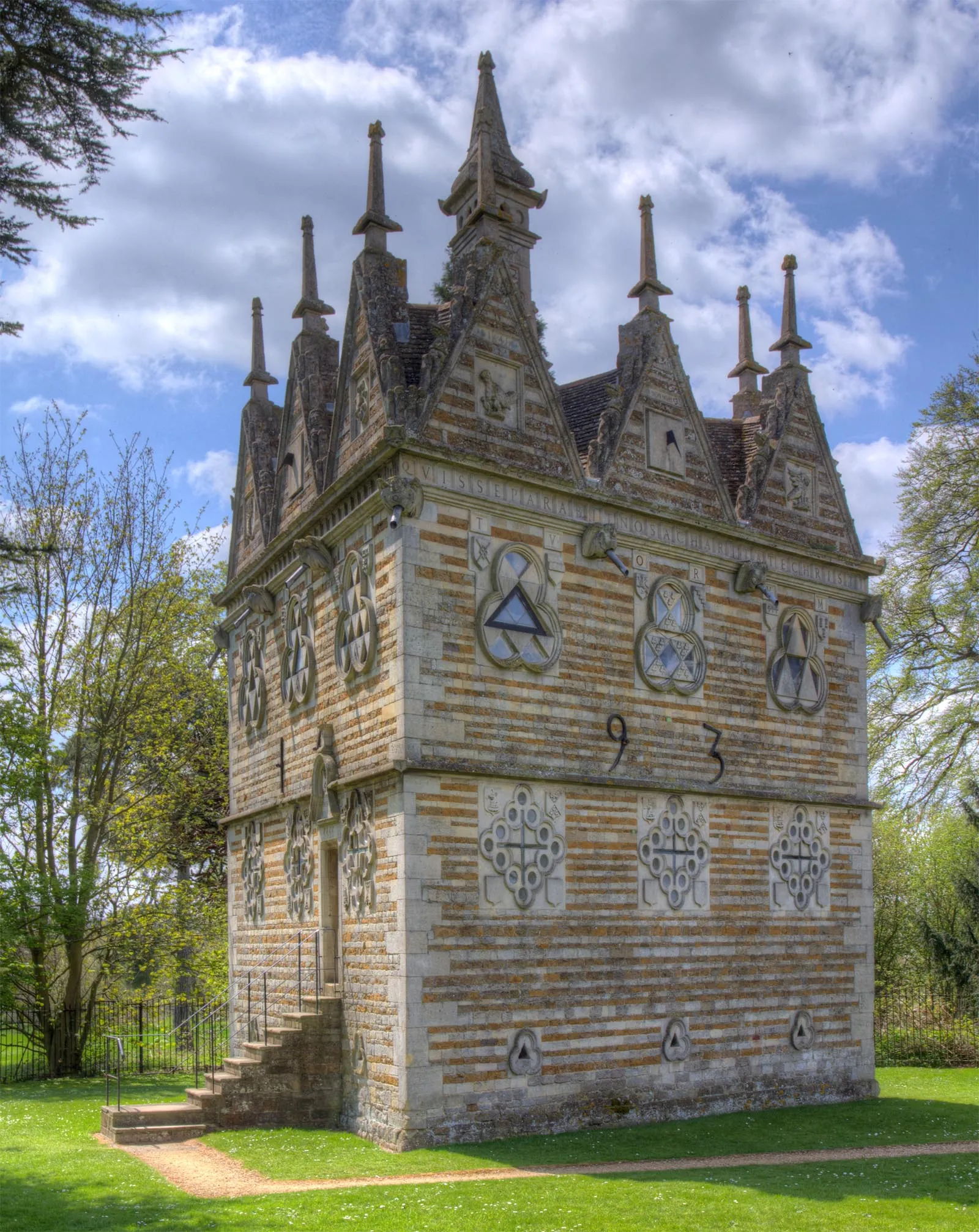 Photo showing: Rushton Triangular Lodge