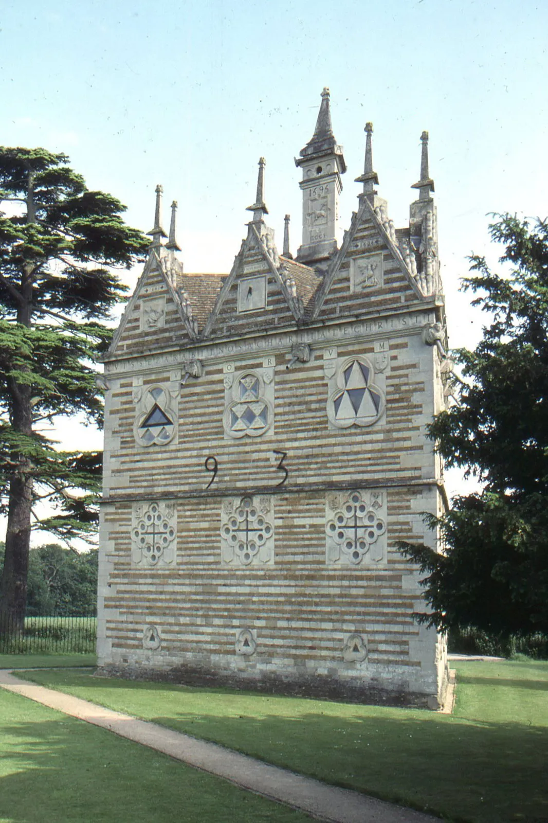 Photo showing: Rushton Triangular Lodge