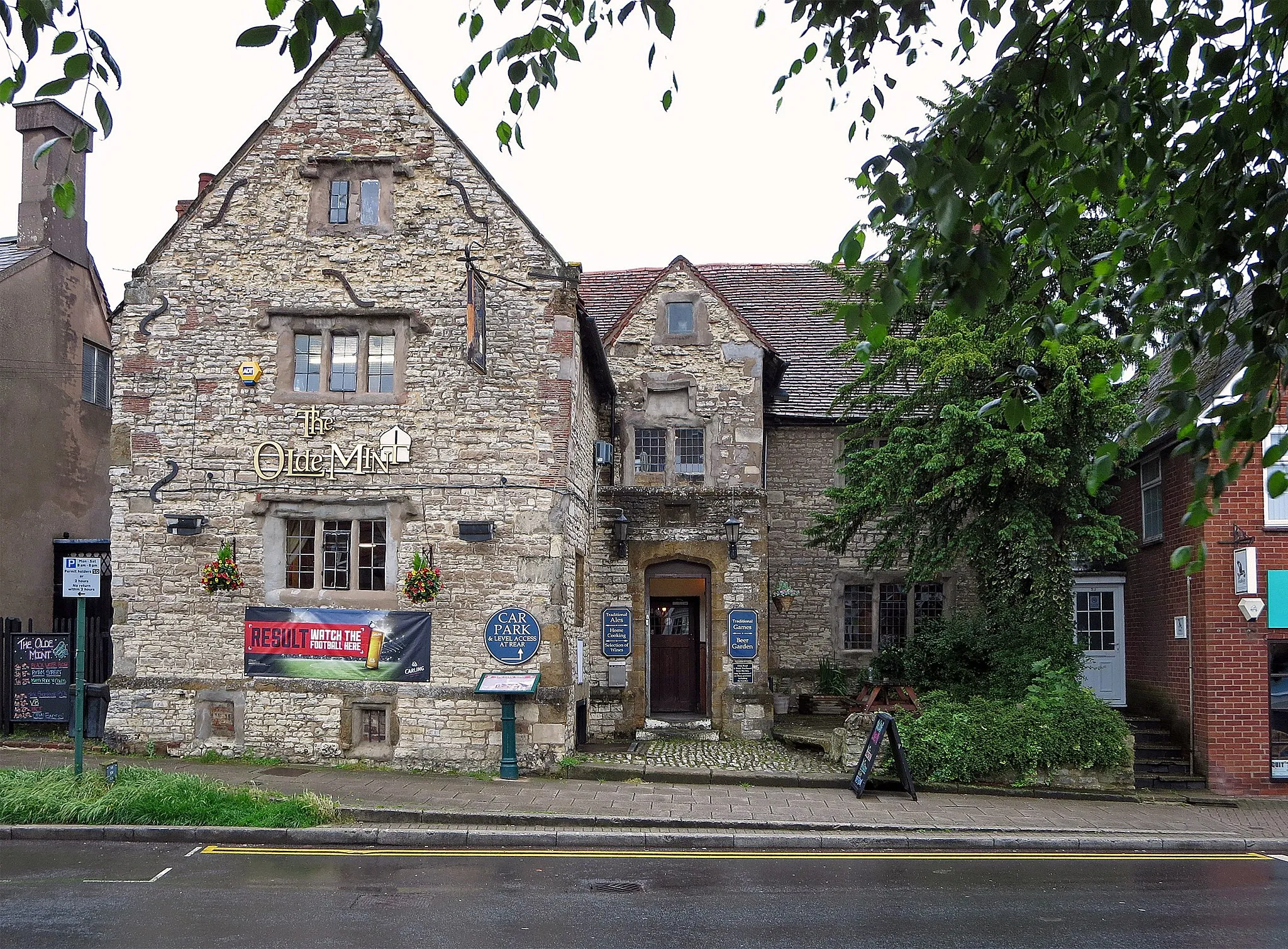 Photo showing: The Olde Mint, Southam
Early sixteenth century house constructed with the same materials as the parish church: white Lias limestone, and details in red Bunter sandstone. Alleged to have been used as a mint during the Civil War.