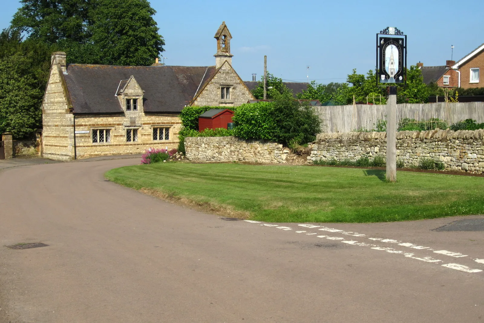 Photo showing: Abthorpe village sign on the green