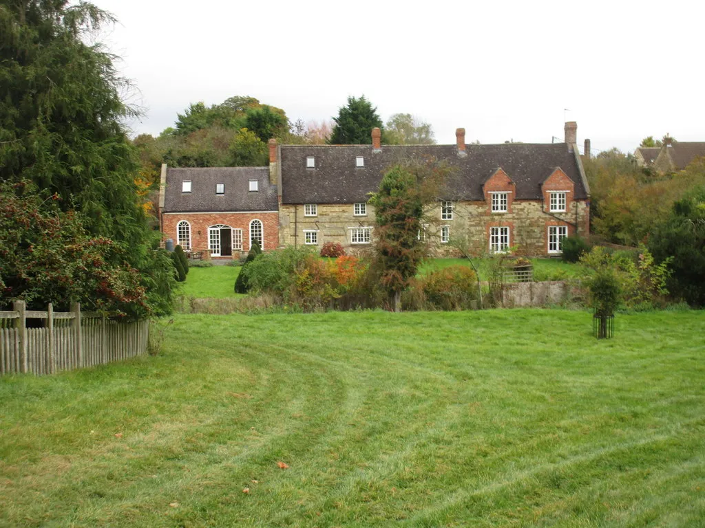 Photo showing: House across the stream, Slapton