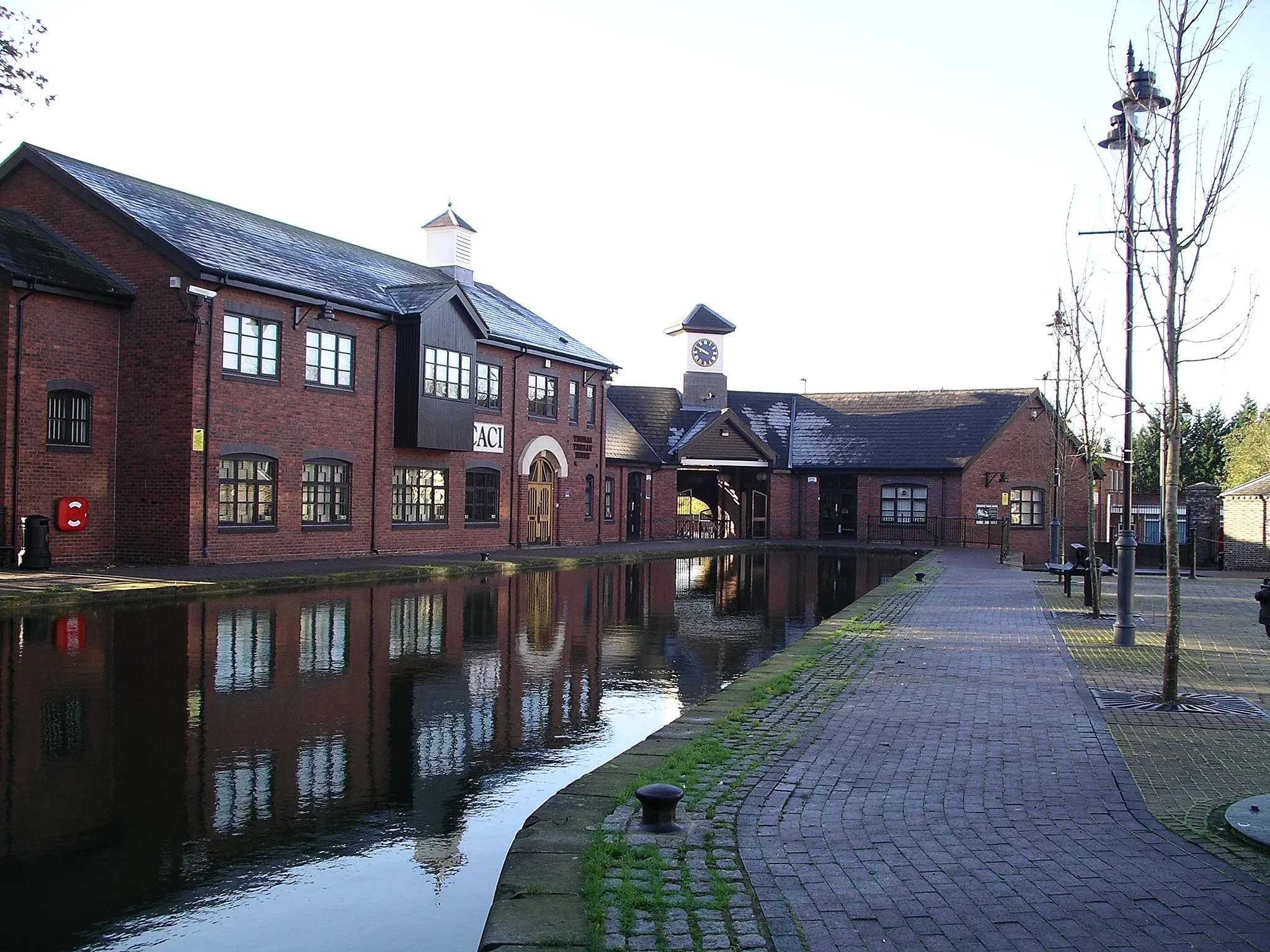 Photo showing: Photo taken on 19 November 2006 of the most south-eastern part of Coventry Canal in the Canal Basin, Coventry, England