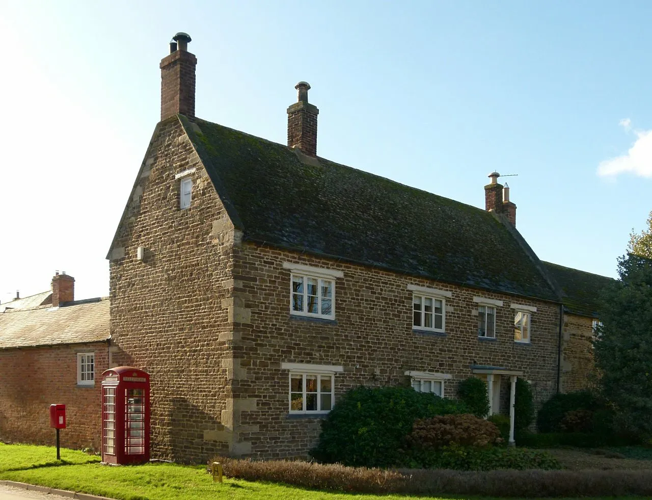 Photo showing: 2 Main Street, (Hanbury House)