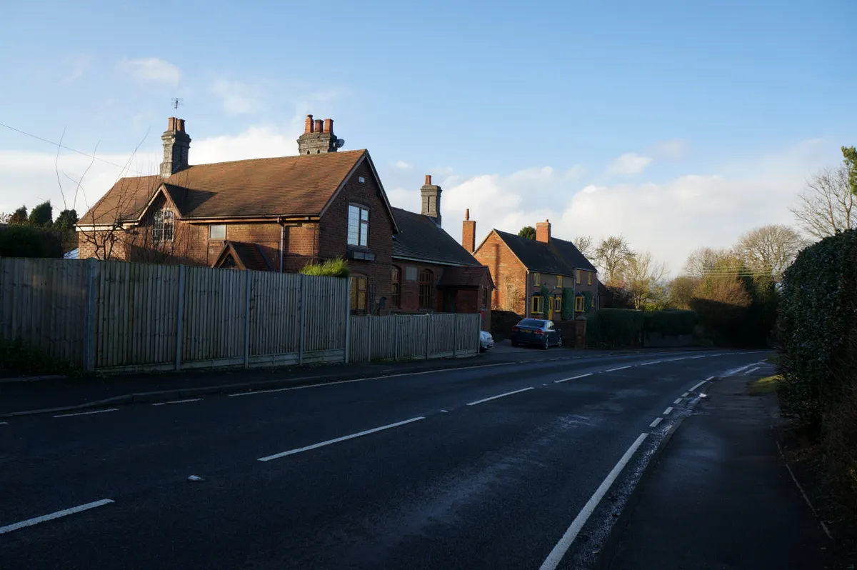 Photo showing: Houses on Tamworth Road, Corley