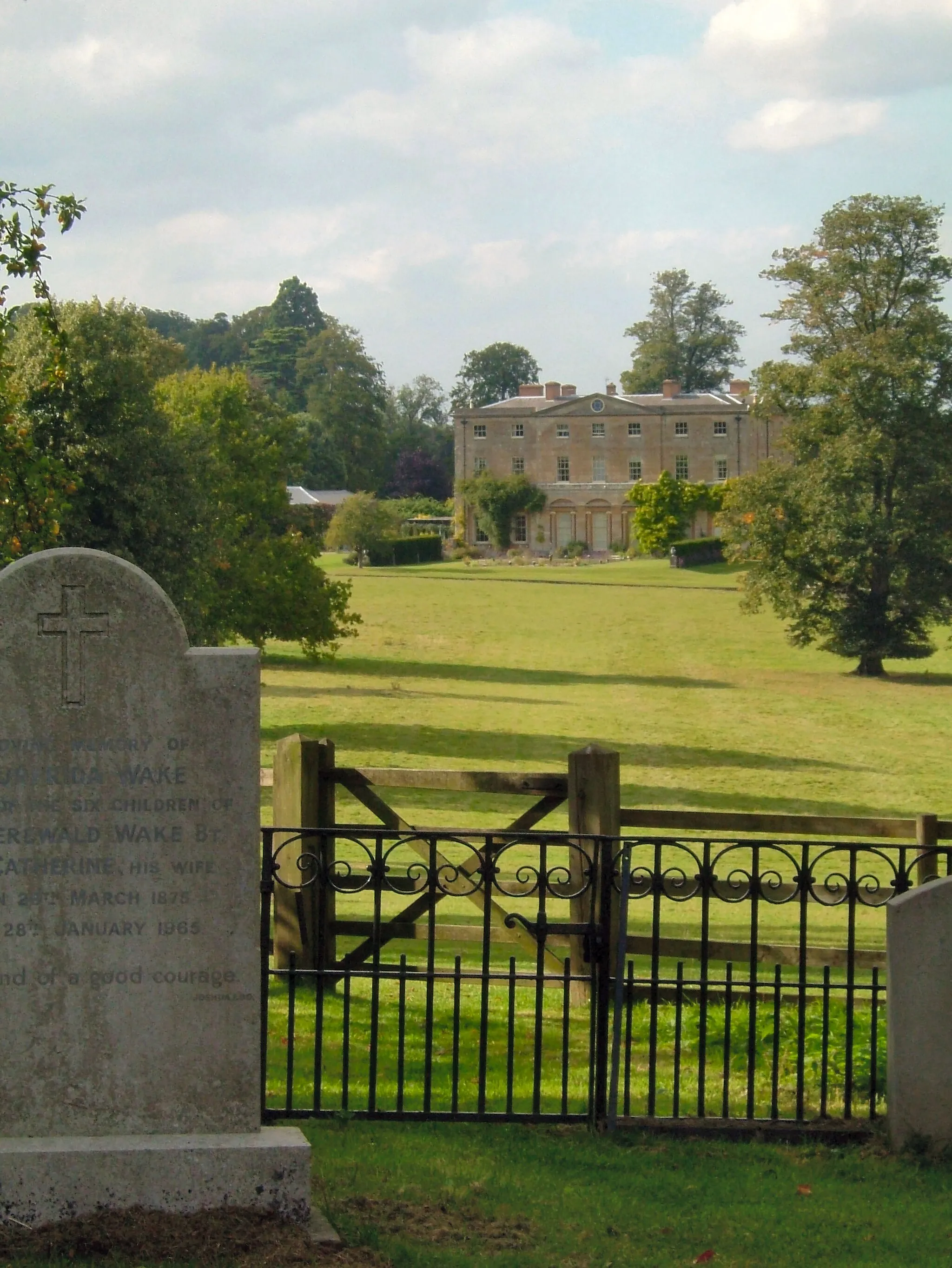 Photo showing: Courteenhall, Northamptonshire, England from the Churchyard in the village of the same name, taken September 2007