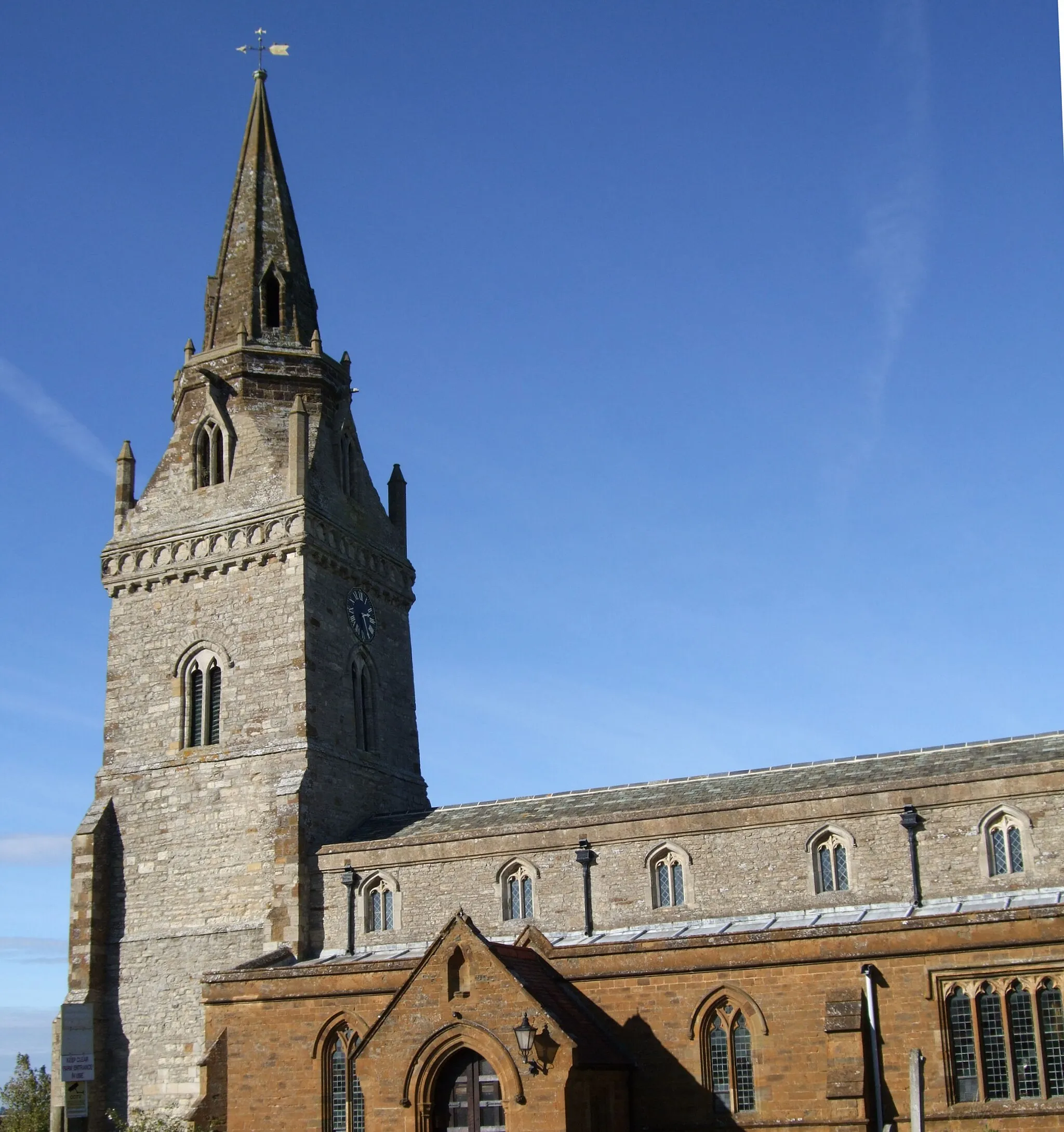Photo showing: Clerestory, West tower and spire of the parish church of St John the Baptist, Piddington, Northamptonshire, sen from the southeast