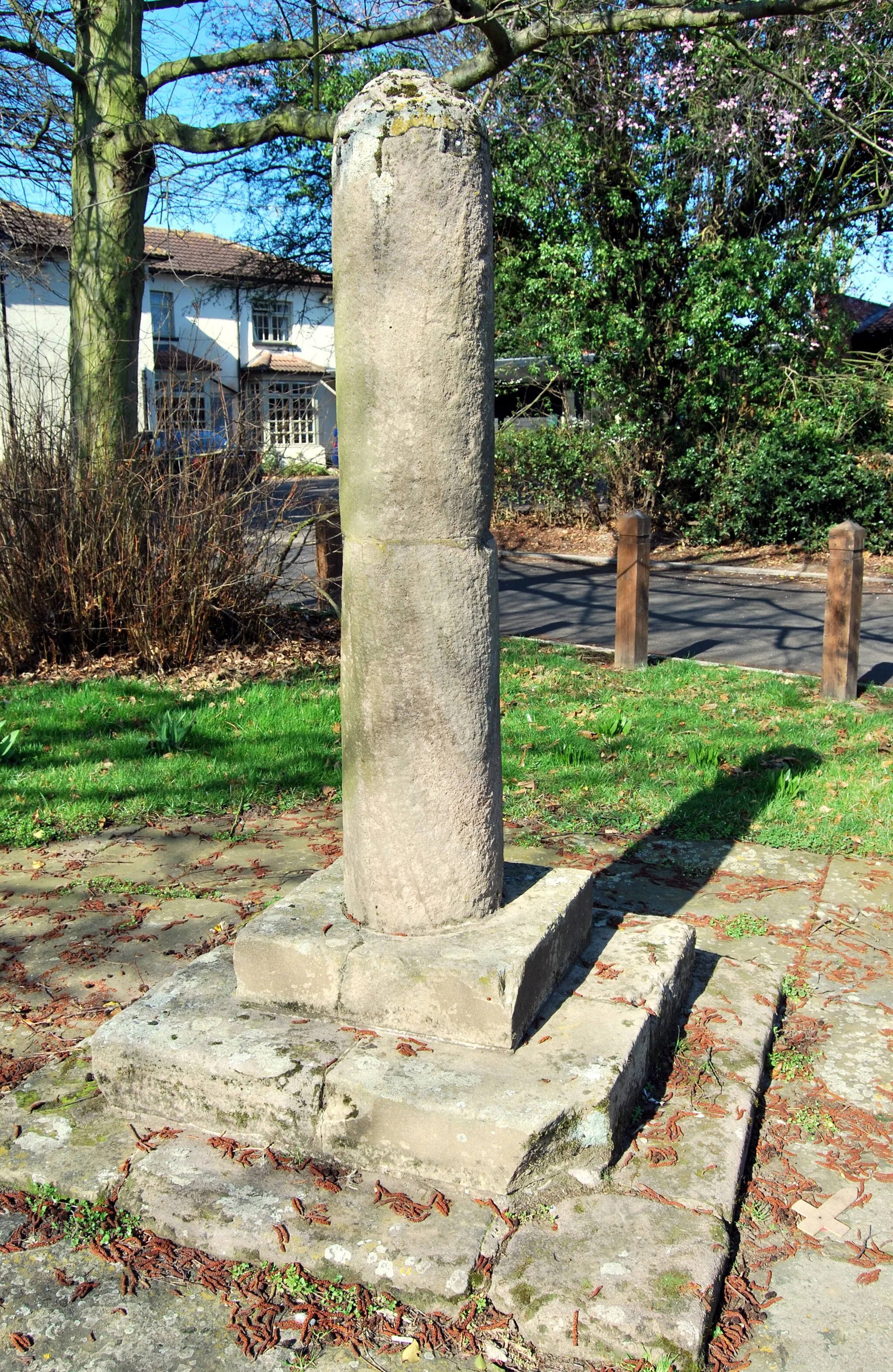 Photo showing: Pillar situated near All saints church in Cotgrave