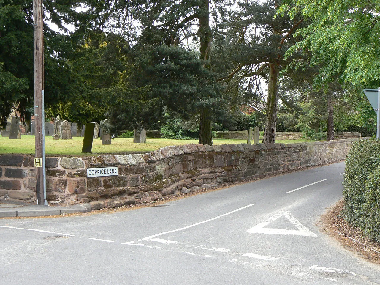 Photo showing: Churchyard wall, Middleton