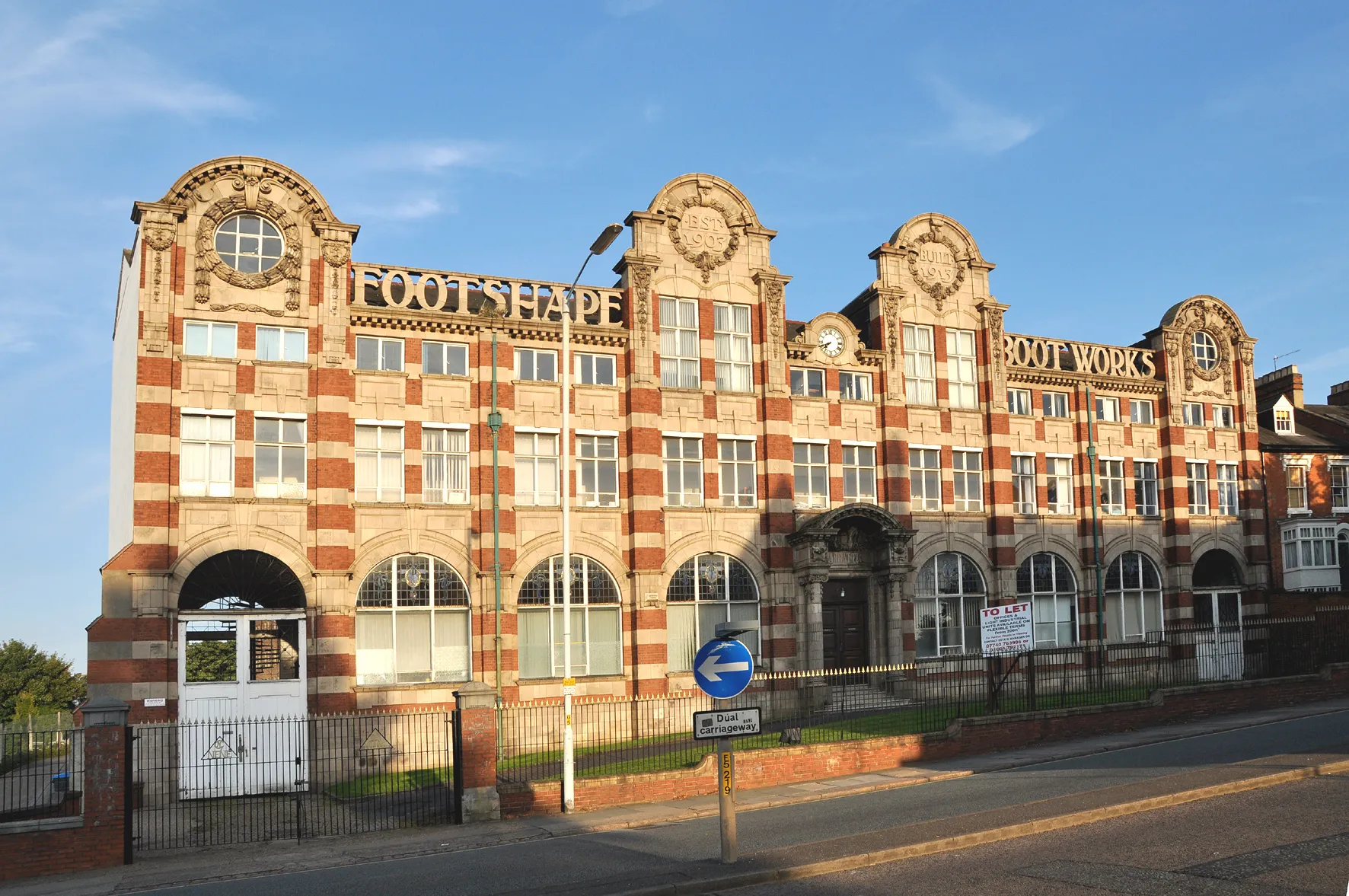 Photo showing: Barratts Boot and Shoe factory, Northampton, designed by John Macvicar Anderson, and opened in 1911.