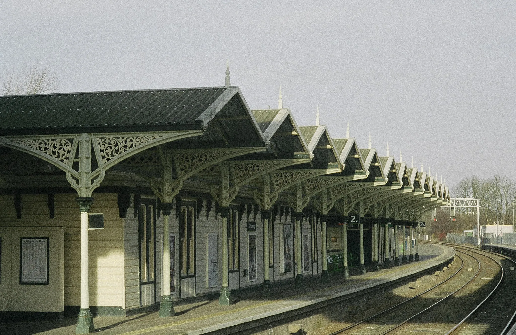 Photo showing: The canopy on platform 2 of Kettering railway station