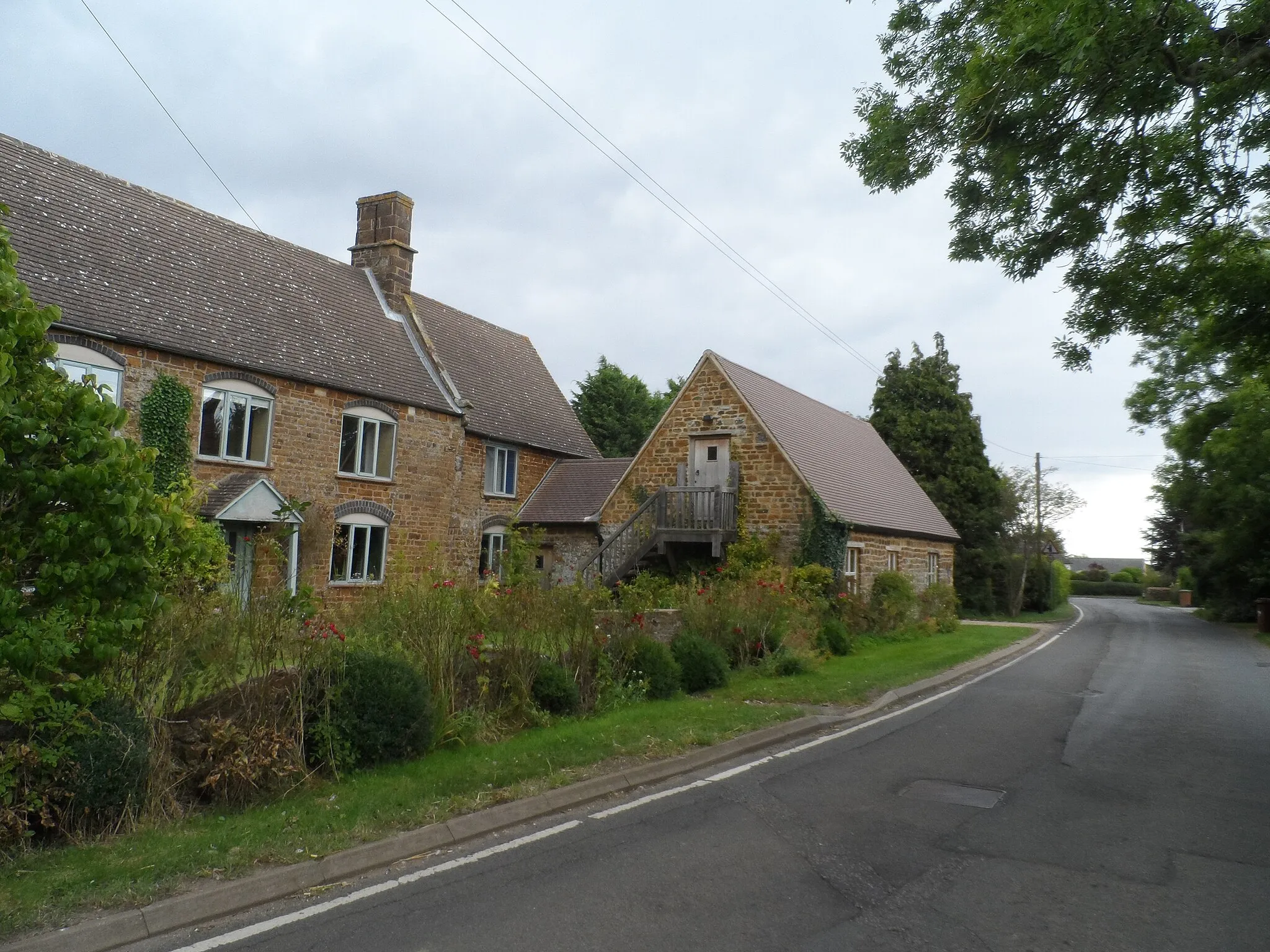 Photo showing: Ironstone buildings, Little Preston