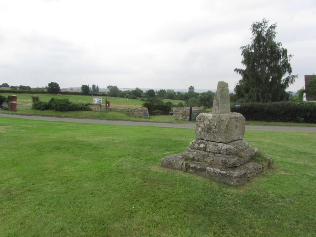 Photo showing: Gelston, Lincs, - Village cross & pinfold