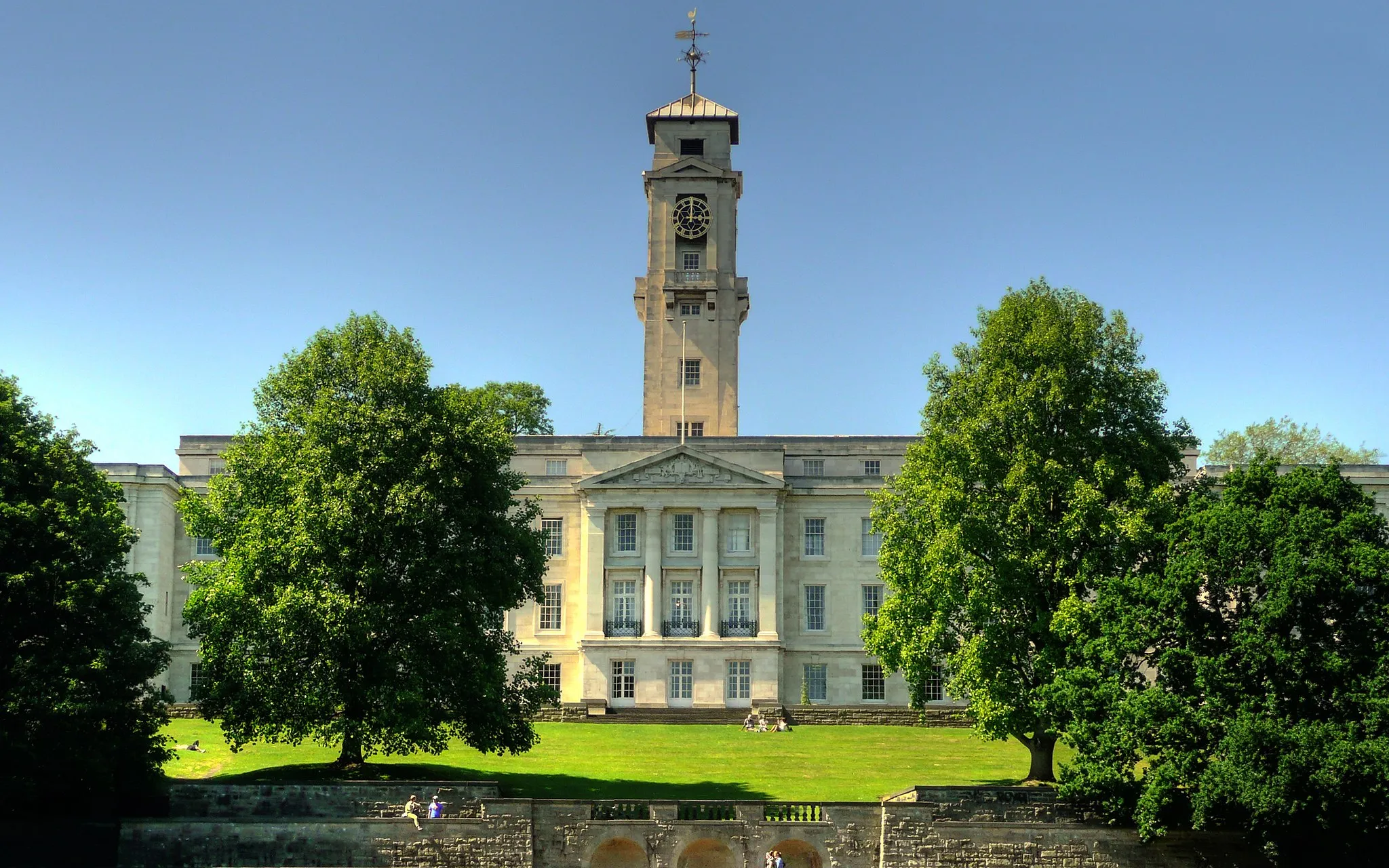 Photo showing: A high dynamic range (HDR) image of the Trent Building at the University of Nottingham. Composed from three seperate images (+1ev, 0ev, -1ev).