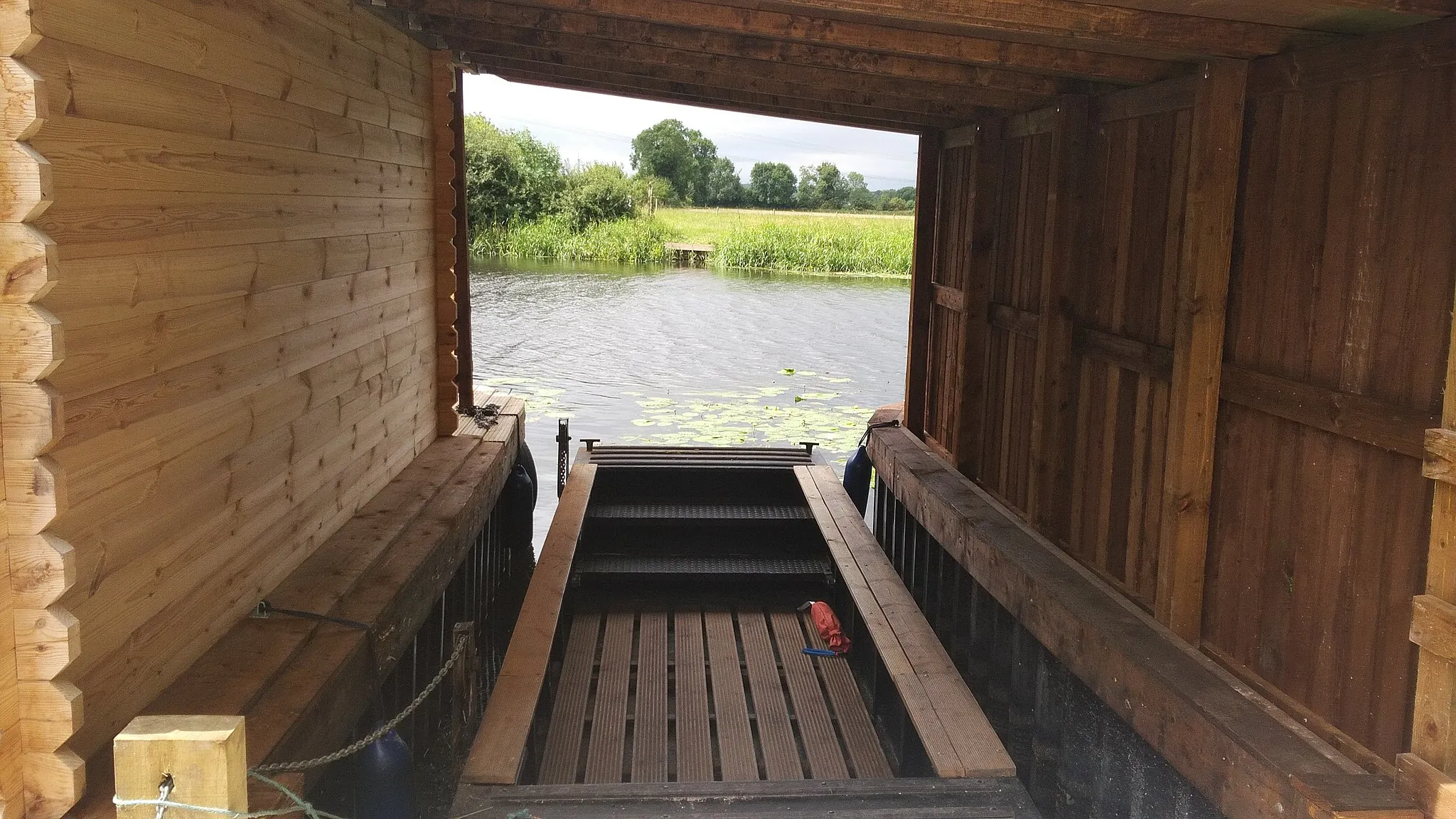 Photo showing: The chain ferry docked (within the Ferry Chalet) on the bank of the River Soar.