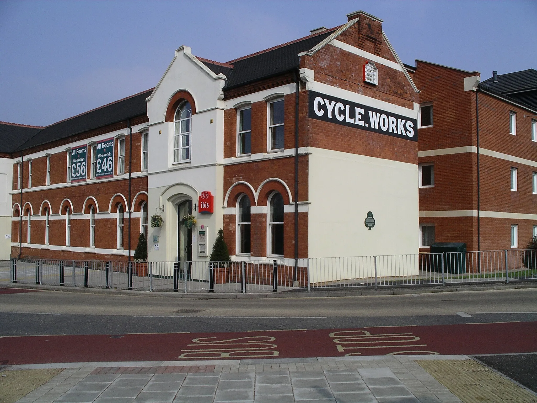 Photo showing: Photo taken by me of the former cycle works in Cheylesmore, Coventry, England. It is now a hotel.

It was also home to Edwards the Printers Ltd for many years.