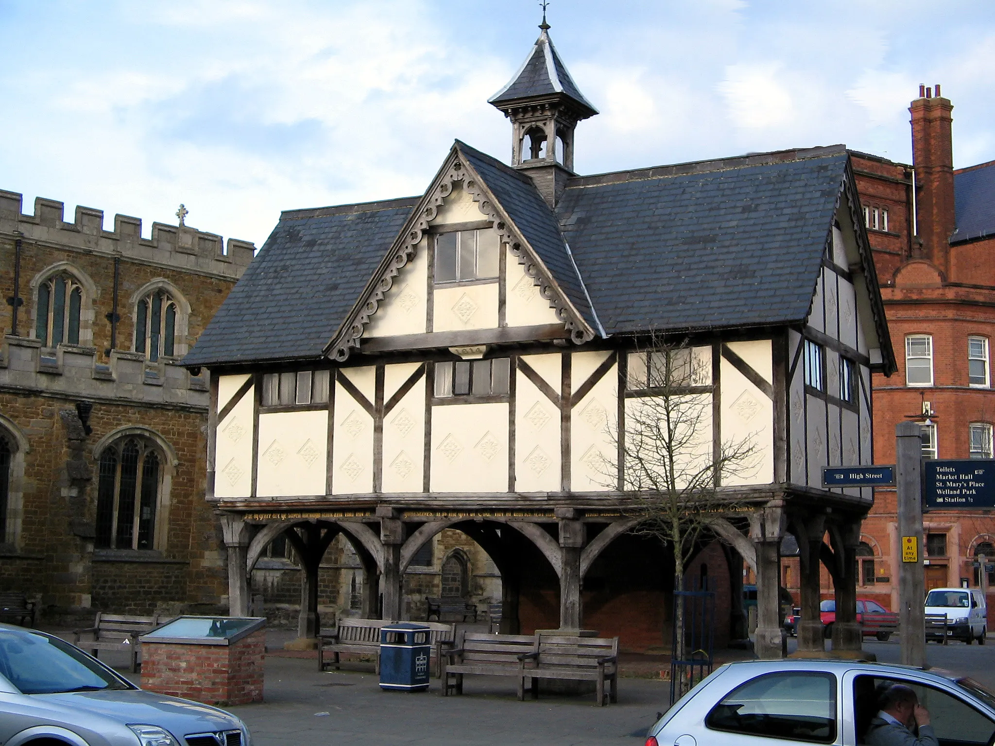 Photo showing: Old Grammar School, Church Square, Market Harborough, Leicestershire. The school was on the first floor; the open ground floor was a butter market. Note the pargeting between the timber framing.