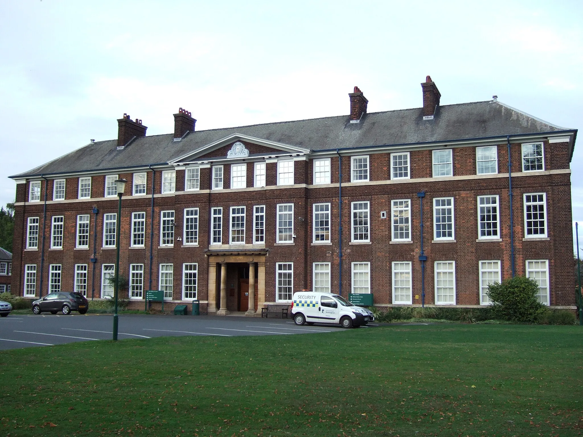 Photo showing: The main building (and oldest) on the Sutton Bonington University of Nottingham Campus, England, in 2011.