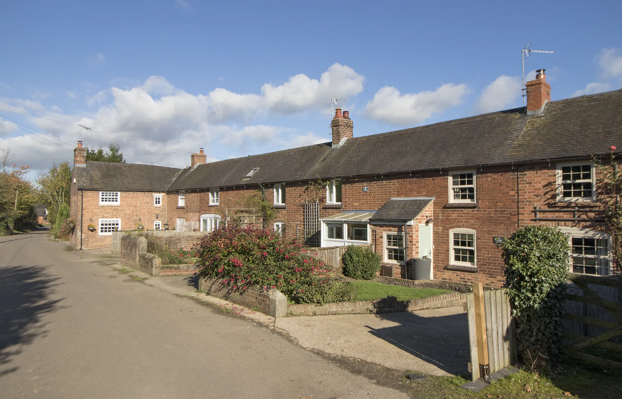 Photo showing: A cottage terrace in Rodsley