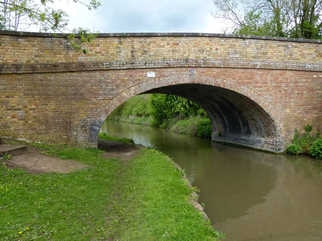 Photo showing: Bridge 38 crossing the Oxford Canal