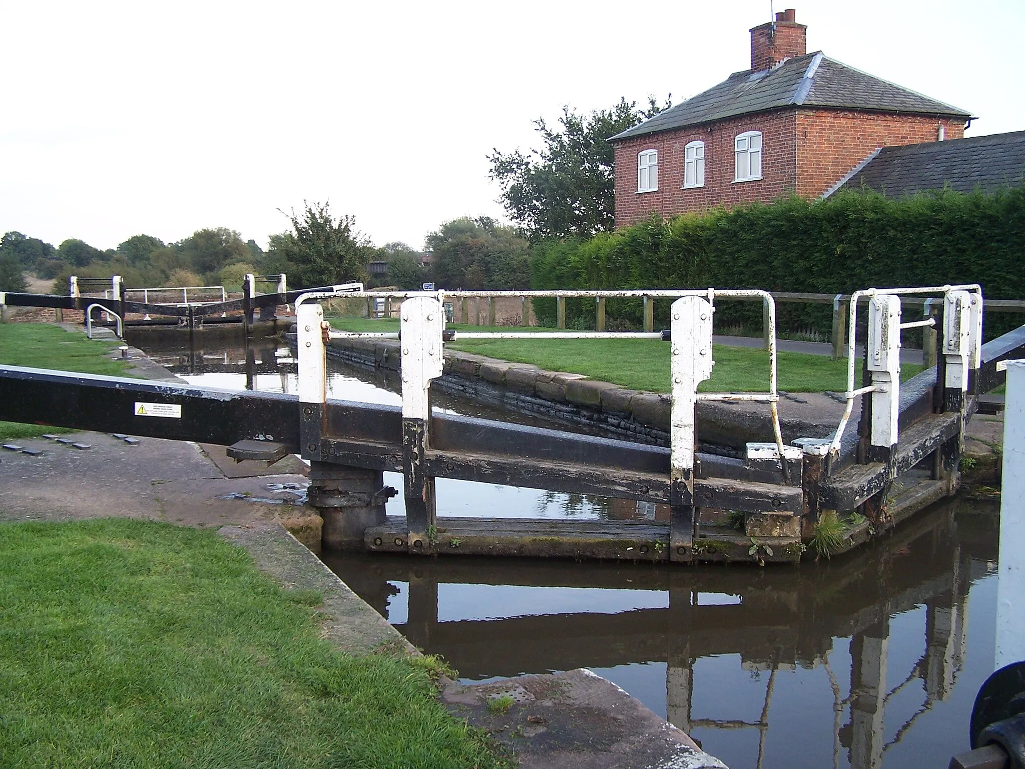 Photo showing: Swarkestone Lock and Lock keeper's cottage on the Trent and Mersey canal. The cottage housed a successful Team Room for 6 years and closed in 2001. The cottage still remains in private ownership and has been in the same family for 30 years. The lock is the third deepest on the Trent and Mersey.