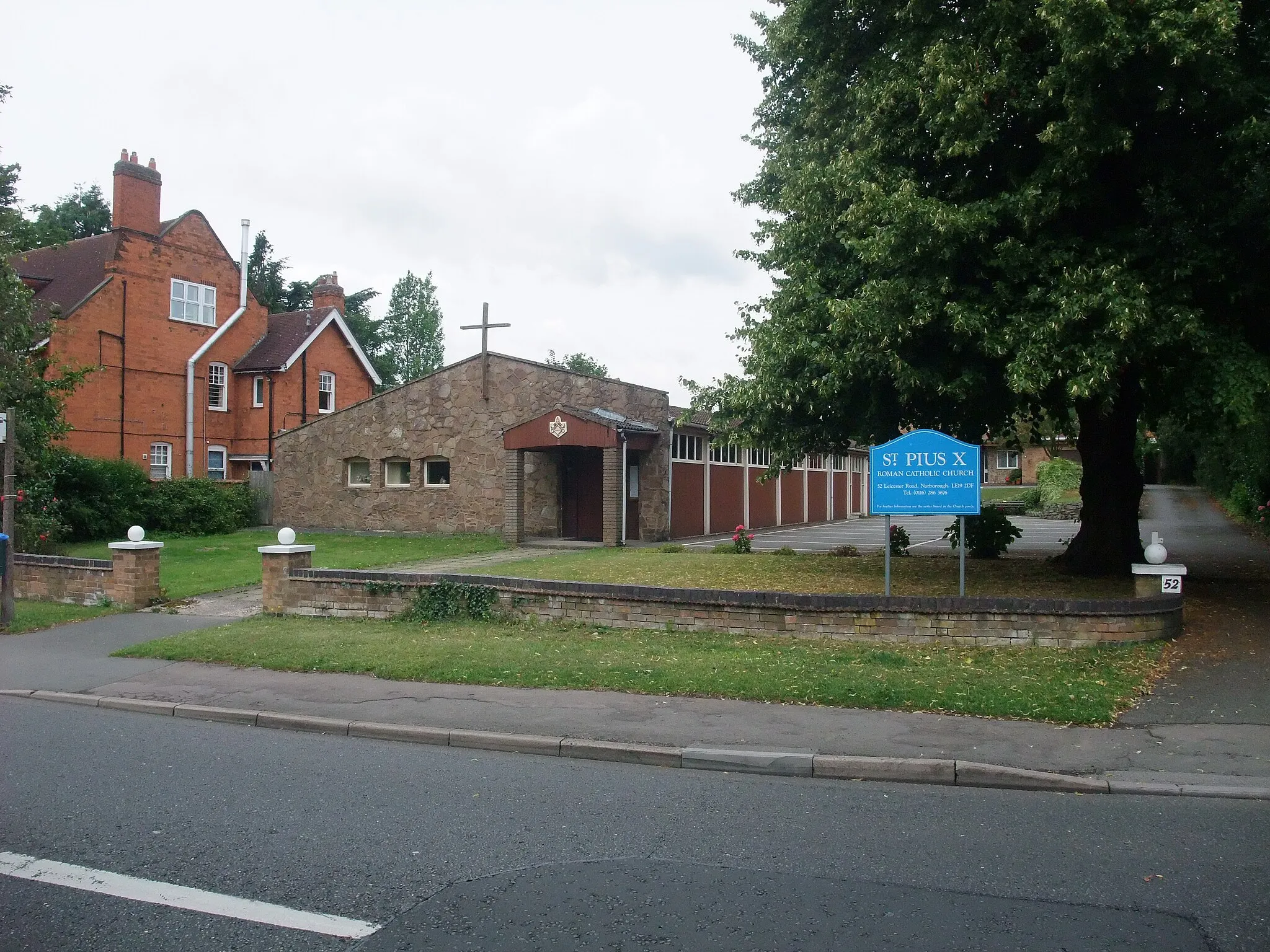 Photo showing: Church of St Pius X, Narborough