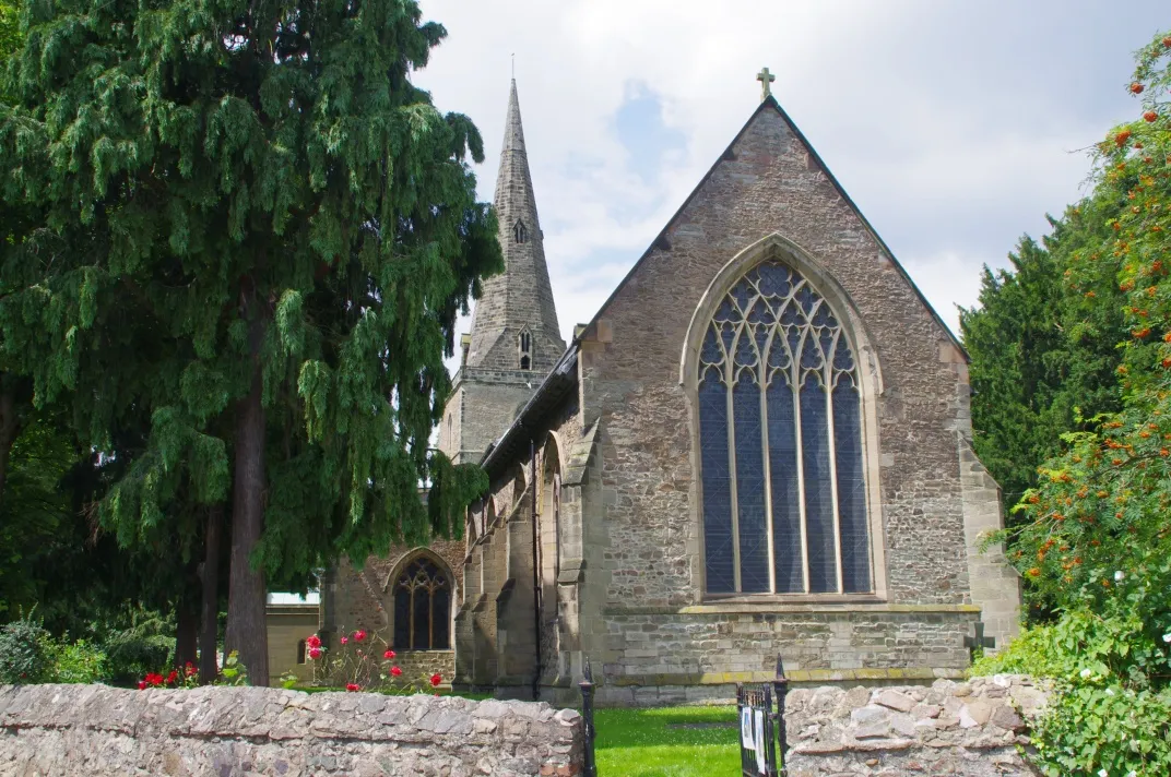 Photo showing: St Andrew's parish church, Aylestone, Leicester seen from the east, showing the 14th-century chancel and 1894 east window