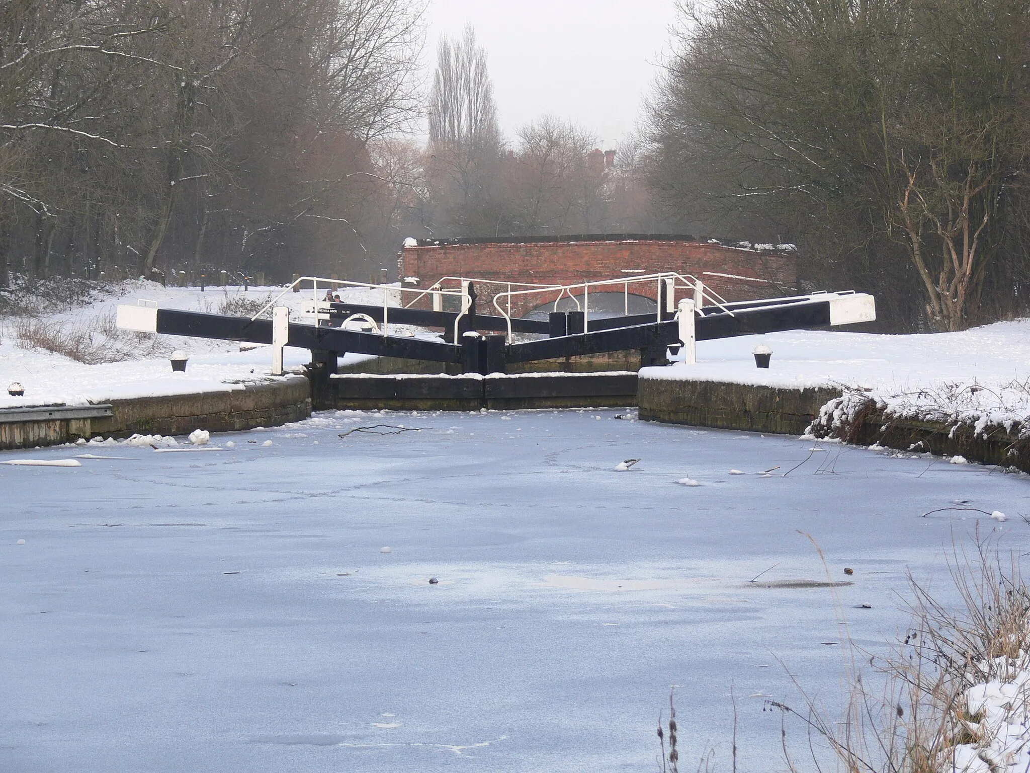 Photo showing: A cold and frozen Aylestone Mill Lock