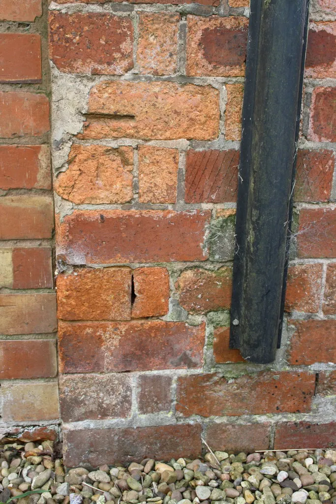 Photo showing: Benchmark on Methodist Chapel, Oakham Road