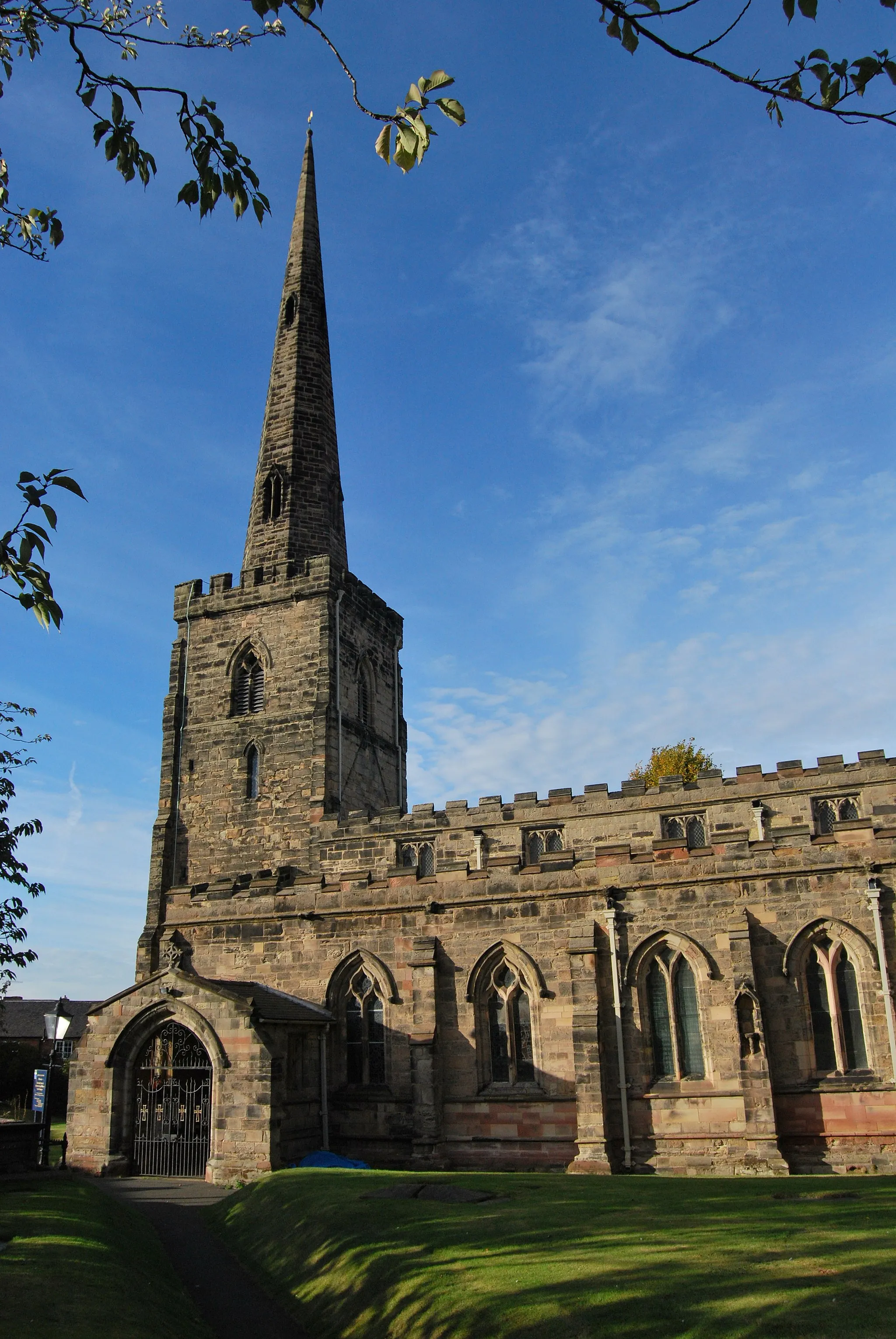 Photo showing: Nave, south porch, west tower and spire of the parish church of St Edward King and Martyr, Castle Donington, Leicestershire, seen from the south