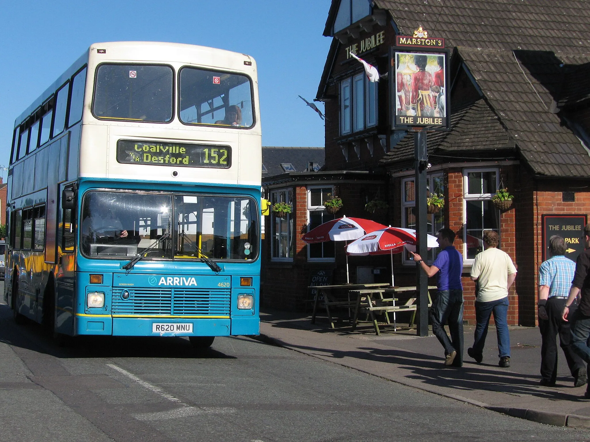 Photo showing: An Arriva Midlands bus outside a pub on route 152. The bus is a Volvo Olympian, fleet number 4620, registration mark R620 MNU.
